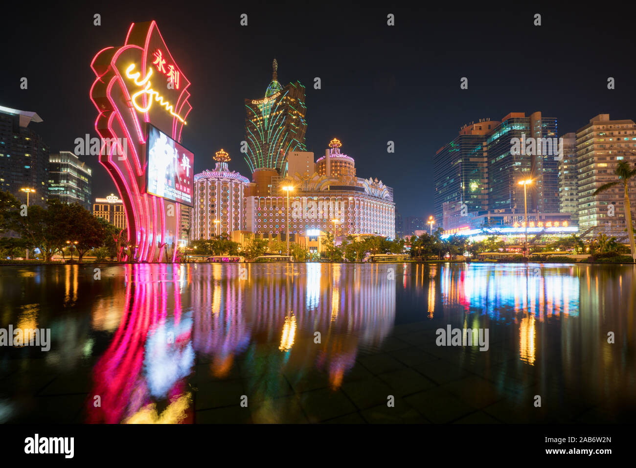 Macao, Cina - 14 Ottobre 2017 : vista notturna di Macau (Macao). Il Grand Lisboa è il più alto edificio in Macau (Macao) e la maggior parte peculiare Foto Stock