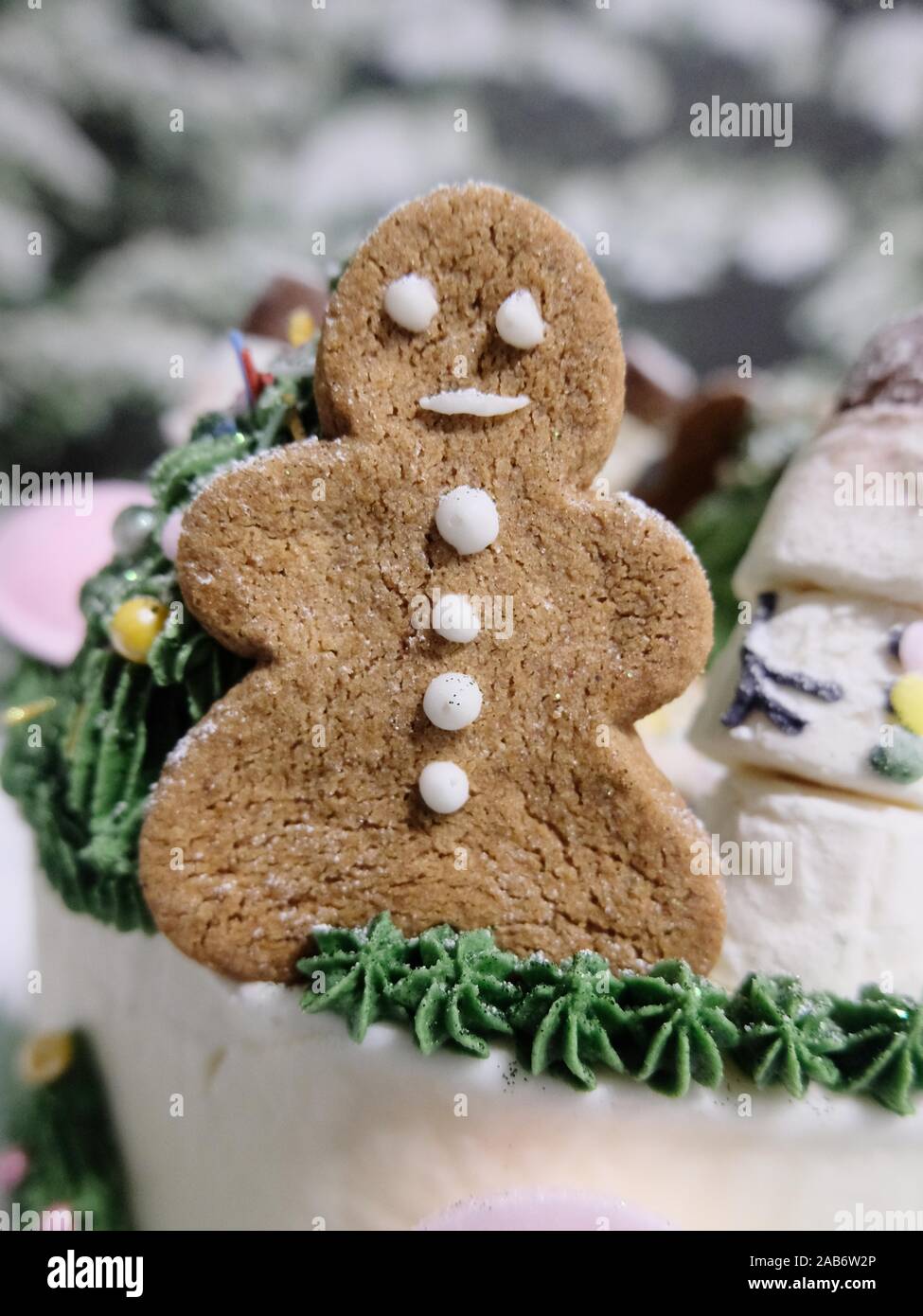 Un omino di pan di zenzero decorare una torta presso il dolce di Natale di concorso, sponsorizzato da Kitchenaid presso la casa ideale mostra il Natale 2019. Foto Stock
