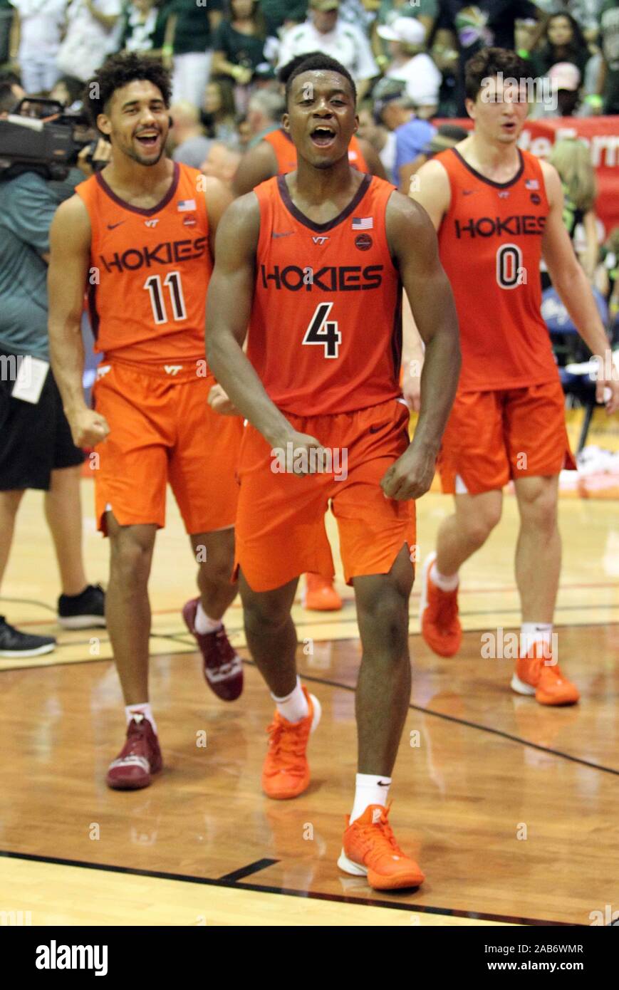 Novembre 23, 2019 - Virginia Tech Hokies guard Nahiem Alleyne #4, Virginia Tech Hokies guard Brendan Palmer #11 e Virginia Tech Hokies guard Hunter Cattoor #0 celebrare un grande sconvolto oltre il n. 3 classificato team dopo un gioco tra il Virginia Tech Hokies e il Michigan State Spartans a Lahaina Civic Center sull'isola di Maui in Lahaina, HI - Michael Sullivan/CSM. Foto Stock