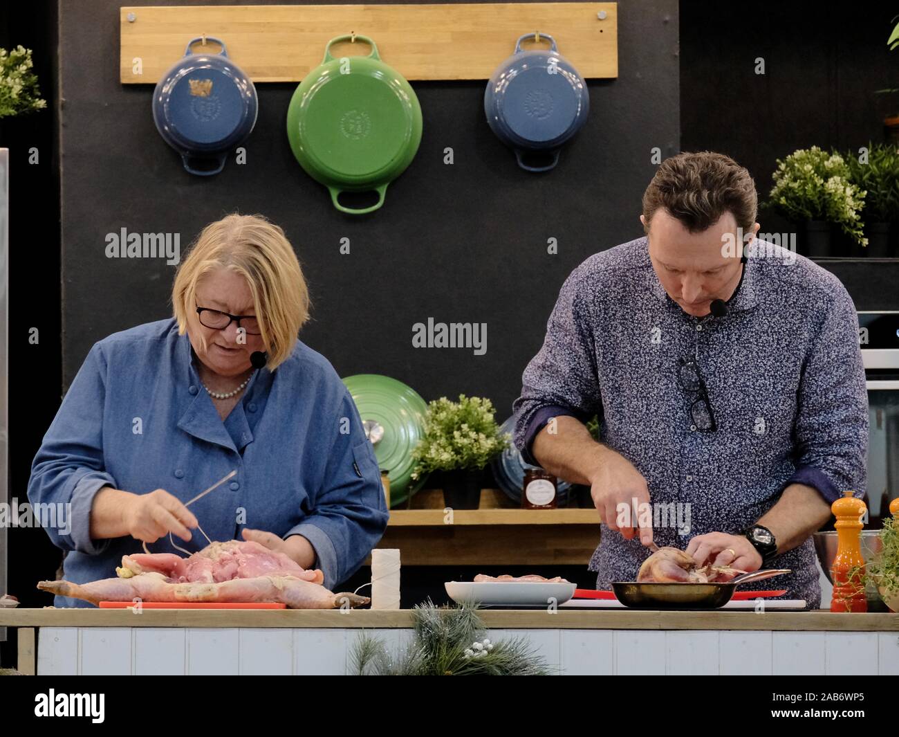 Lo chef TV Rosemary Shrager dà una dimostrazione culinaria presso la casa ideale mostra il Natale 2019 a Londra la Olympia Exhibition Hall. Foto Stock