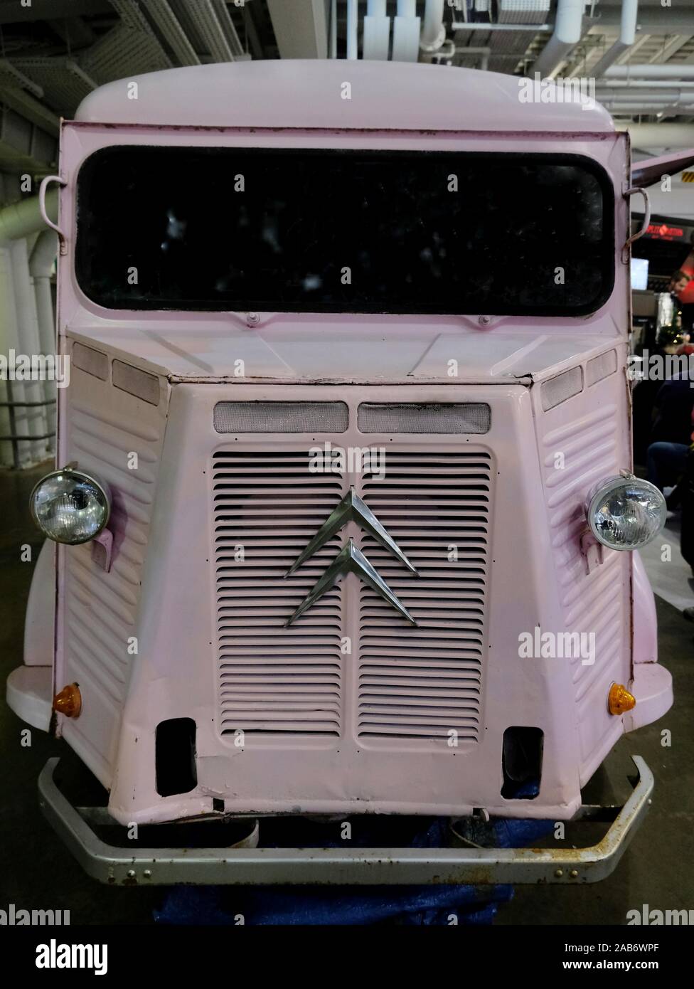 Vista frontale di un camion Citroen rosa, nascosto in un punto vendita di catering in una fiera. Foto Stock