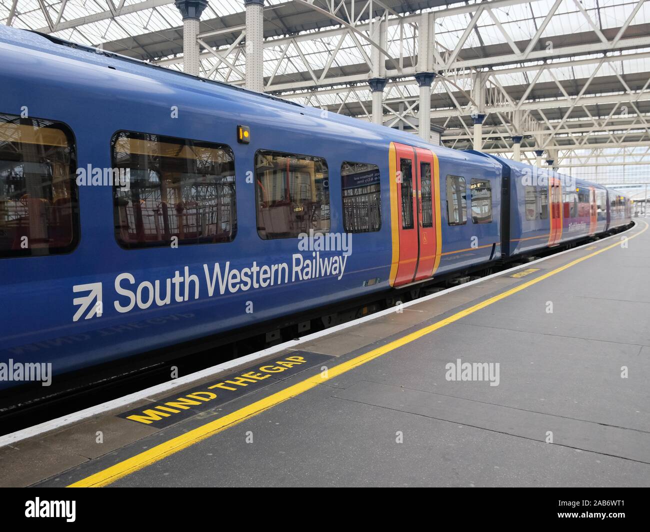 South Western Railway treno sta in piedi in una piattaforma su London Waterloo Station. Foto Stock