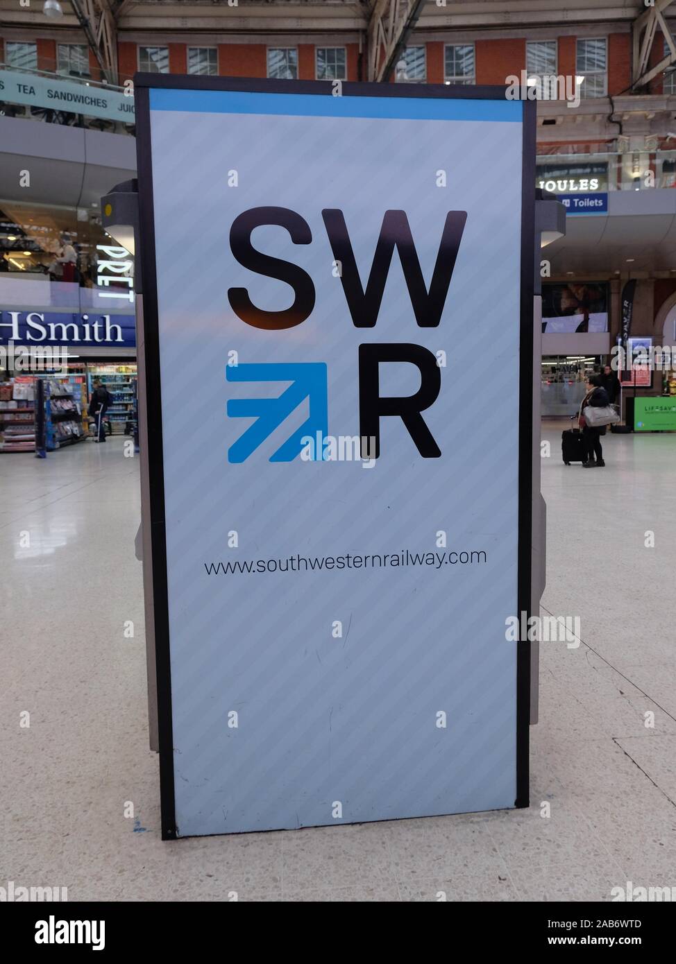South Western Railway logo come visto a Londra la stazione di Waterloo Foto Stock