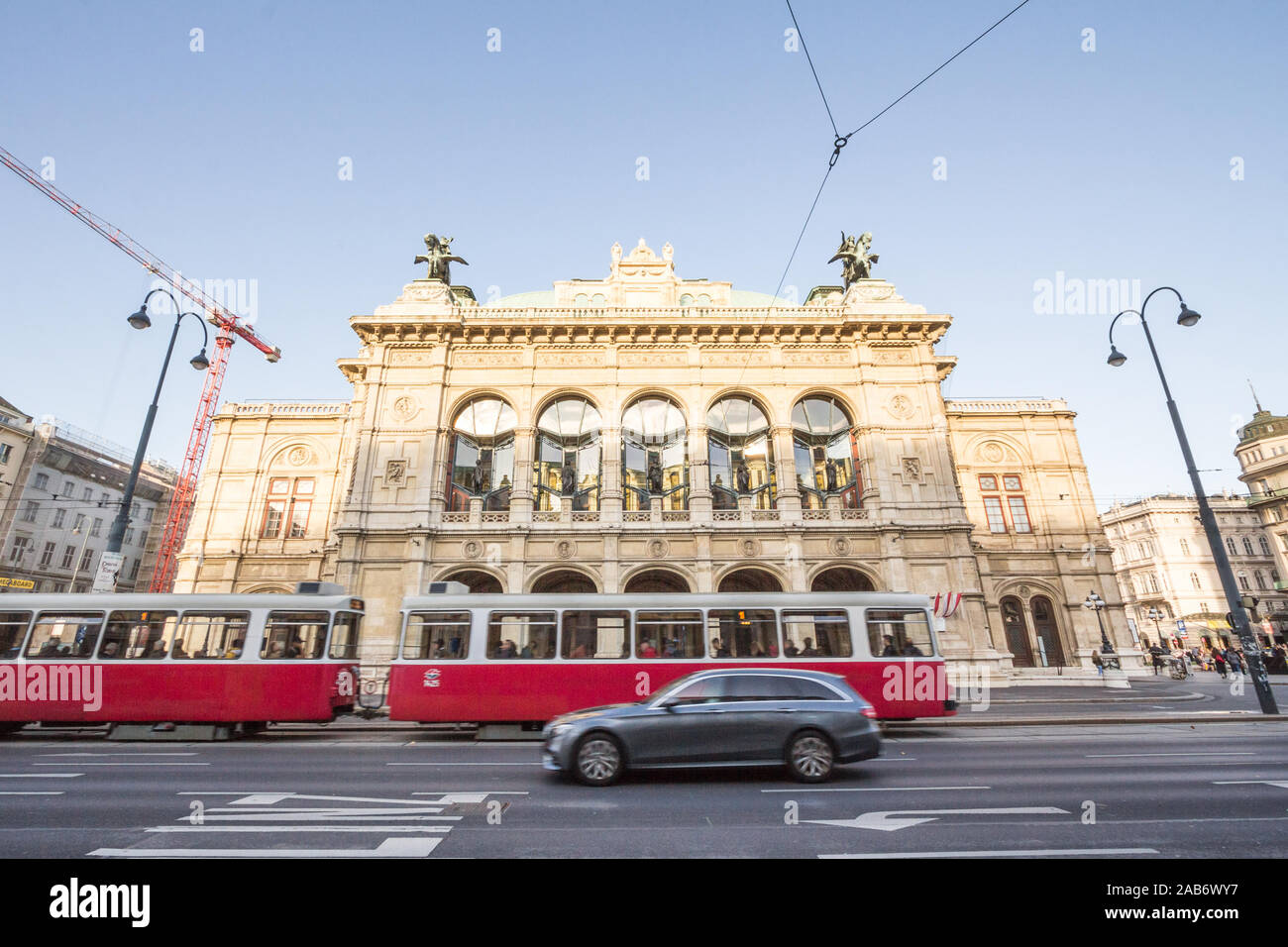 VIENNA, Austria - 6 Novembre 2019: il tram che passa dalla velocità in auto e la guida di fronte al Vienna Opera House o Wiener Staatsoper. È l'ami Foto Stock