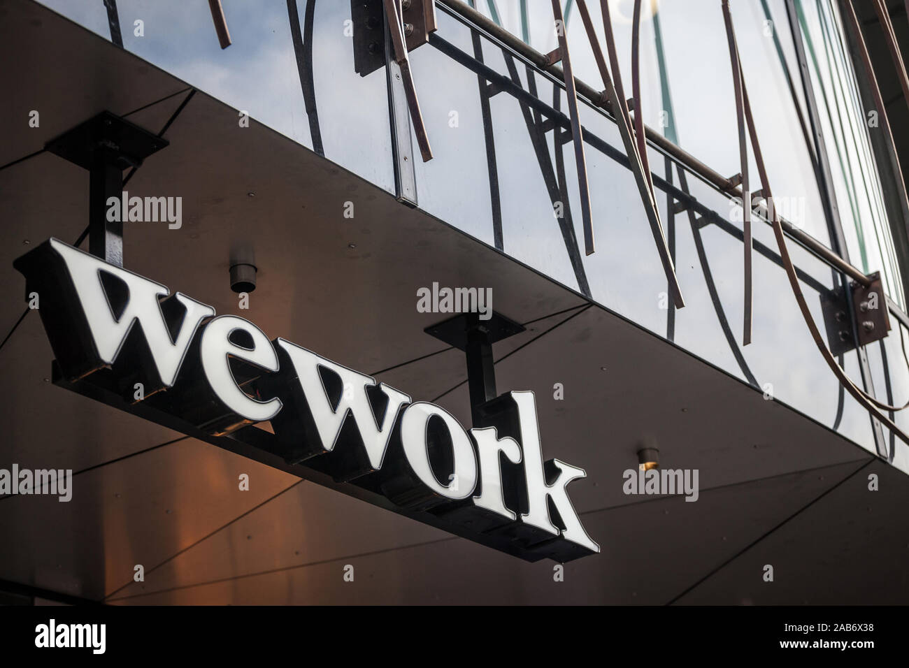 PRAGUE, Repubblica Ceca - 2 Novembre 2019: Wework logo nella parte anteriore del loro ufficio a Praga. Wework è un Americano di una società immobiliare specializzata in coworking Foto Stock