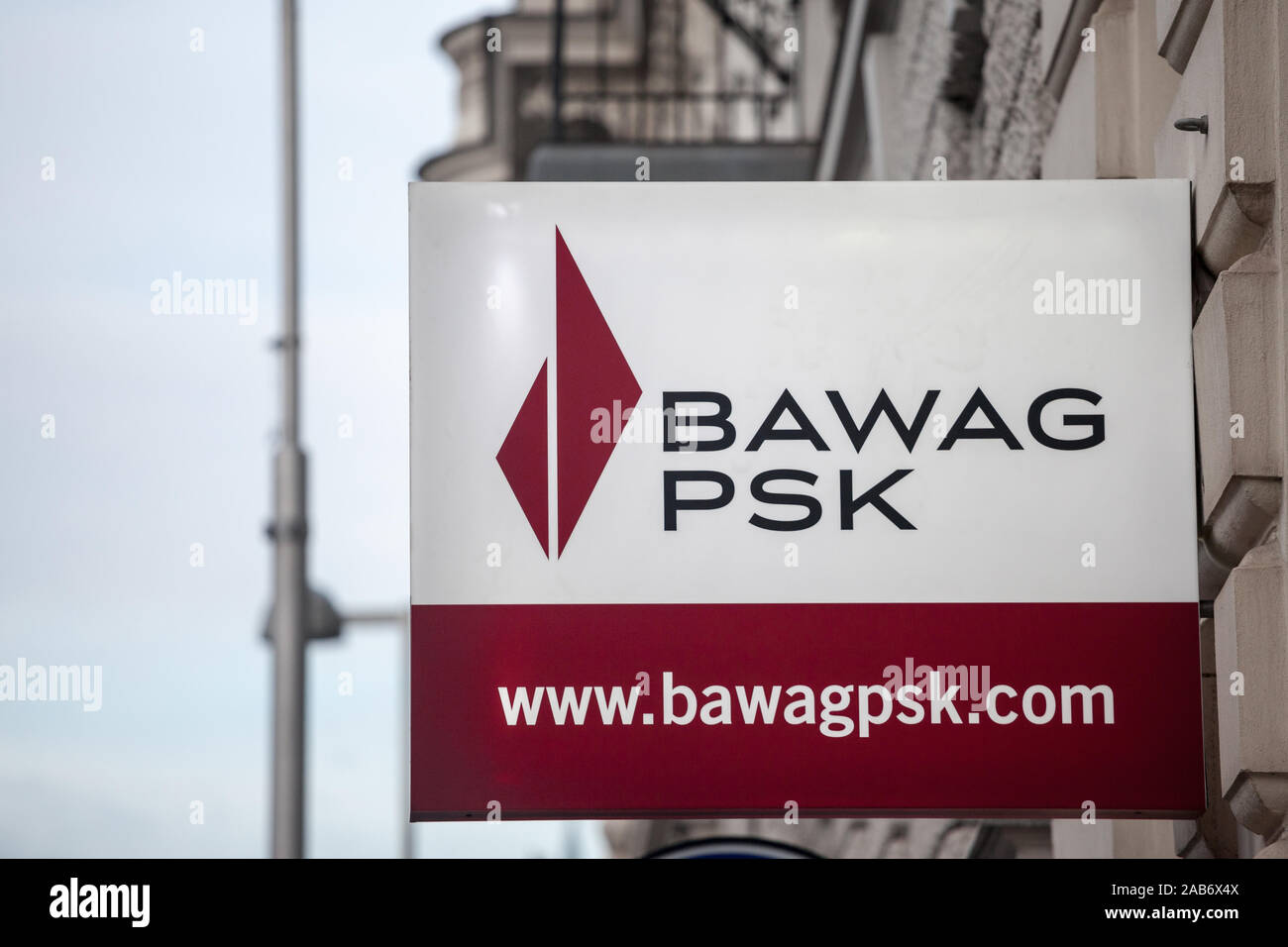VIENNA, Austria - 6 Novembre 2019: Bawag PSK logo nella parte anteriore del loro ufficio di Vienna. Bawag PSK è un austriaco retail e banca commerciale il 18-23 ottobre 2004 - quarta Foto Stock