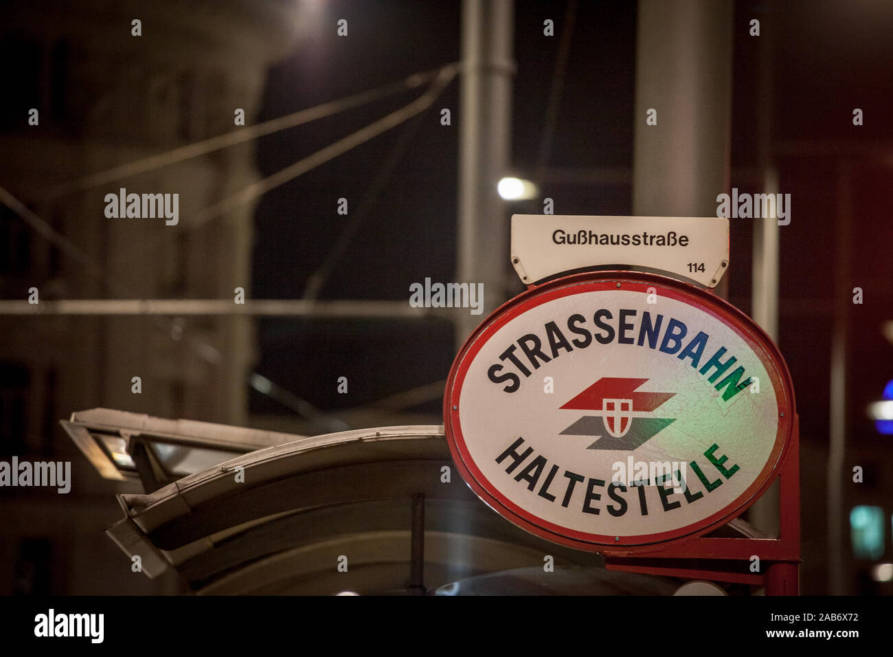 VIENNA, Austria - 6 Novembre 2019: il Logo della Wiener Linien su un locale alla fermata del tram (Strassenbahn Haltestelle) su Gusshausstrasse in Vienna. Wiener Linien Foto Stock