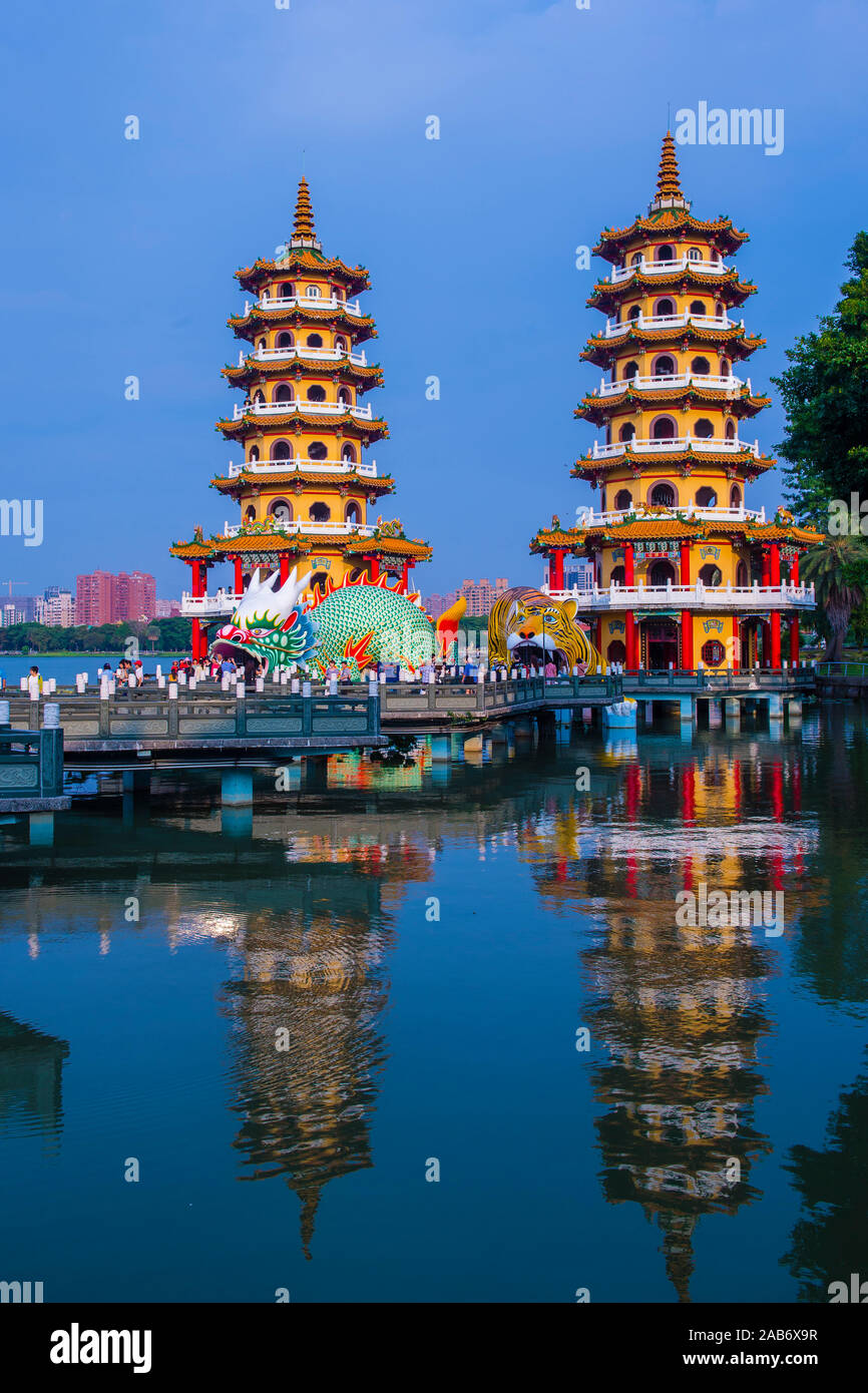 Il drago e le pagode della tigre a Kaohsiung Taiwan Foto Stock
