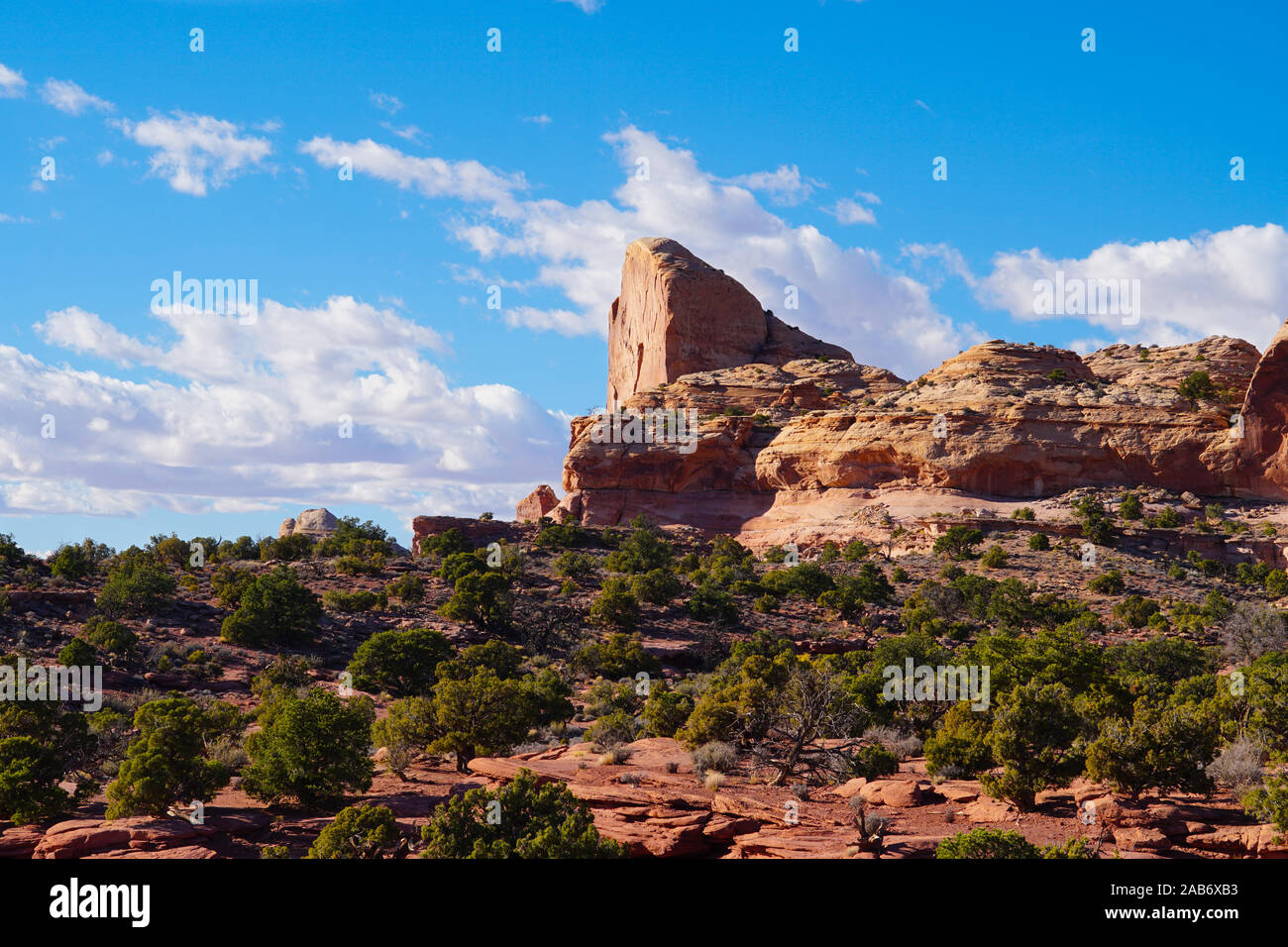 Un imponente roccia rossa di fronte verticale cliff nel cuore del Parco Nazionale di Canyonlands in Utah. Foto Stock