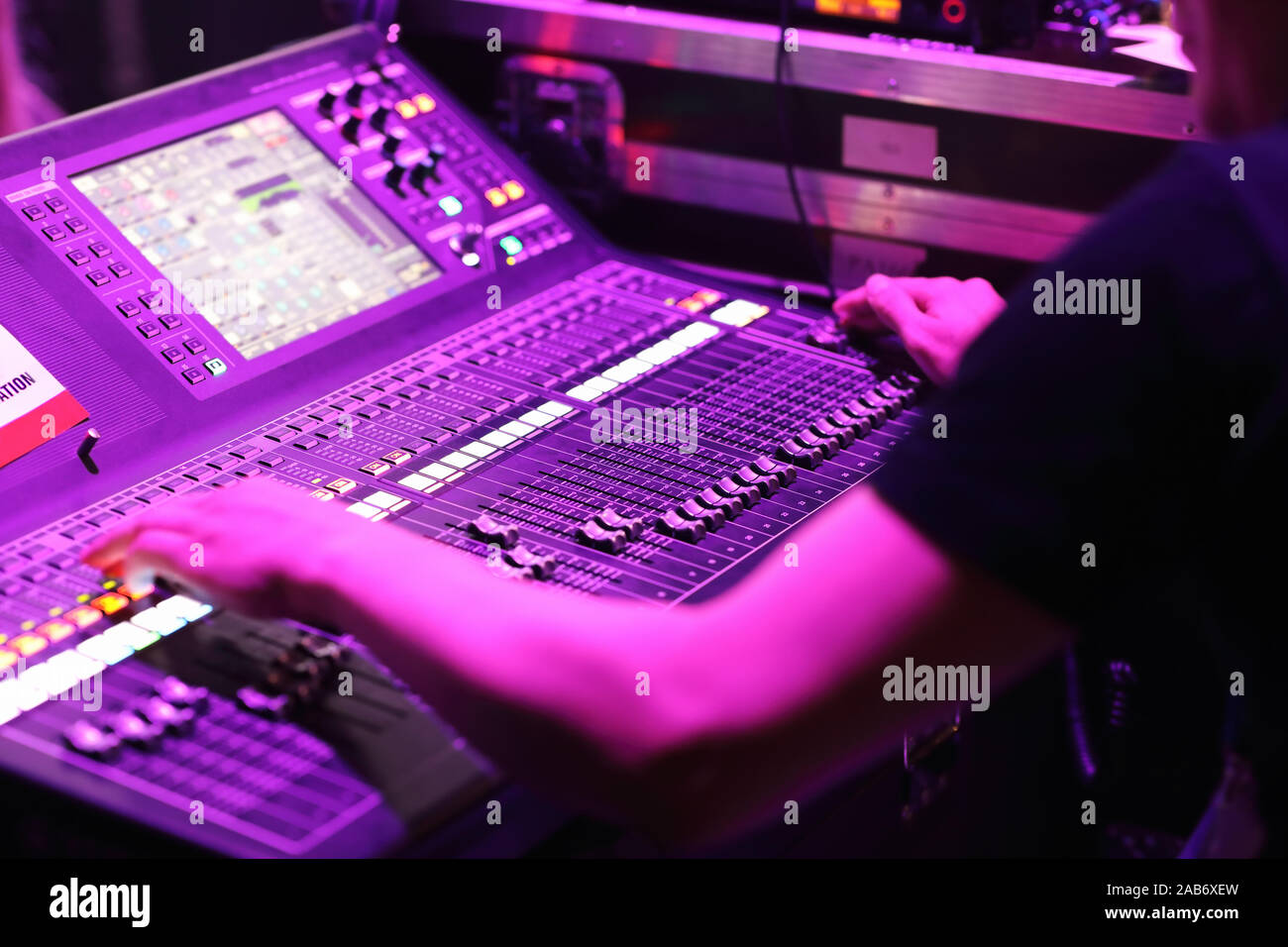 Ingegnere del suono è il controllo mixer audio della console in concerto dal vivo evento. Messa a fuoco selettiva. Foto Stock