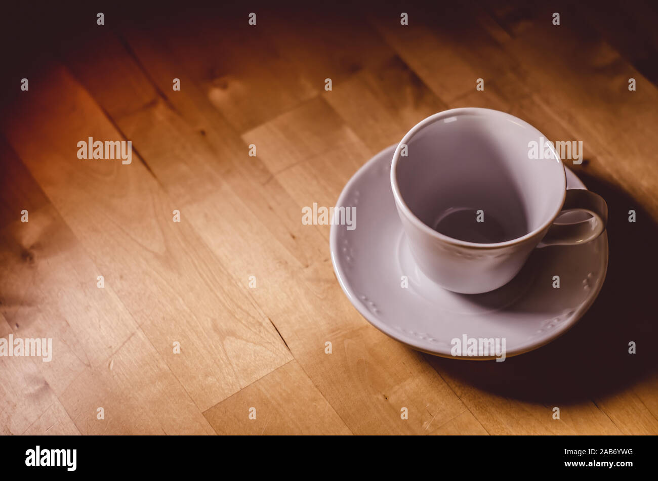 Una tazza vuota o tazza di caffè. Un vuoto di porcellana tazza di ceramica. Tazza vuota su una superficie in legno Foto Stock