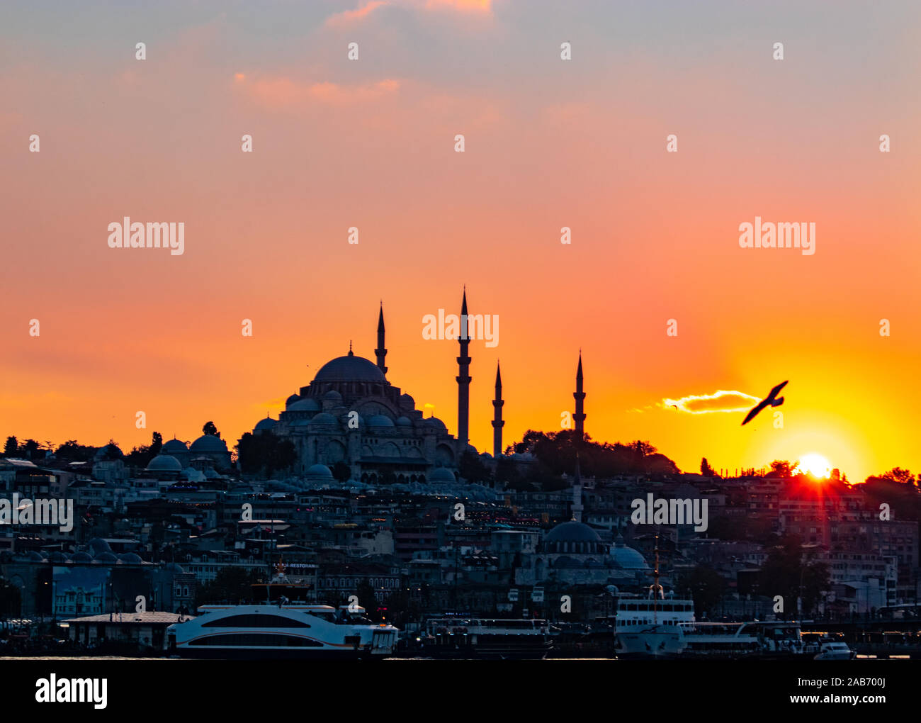 Panorama al tramonto di Istanbul all'ora d'oro, la Moschea del Sultano visibile come il sole scende, giallo oro sky.contorno nero con golden sky Foto Stock