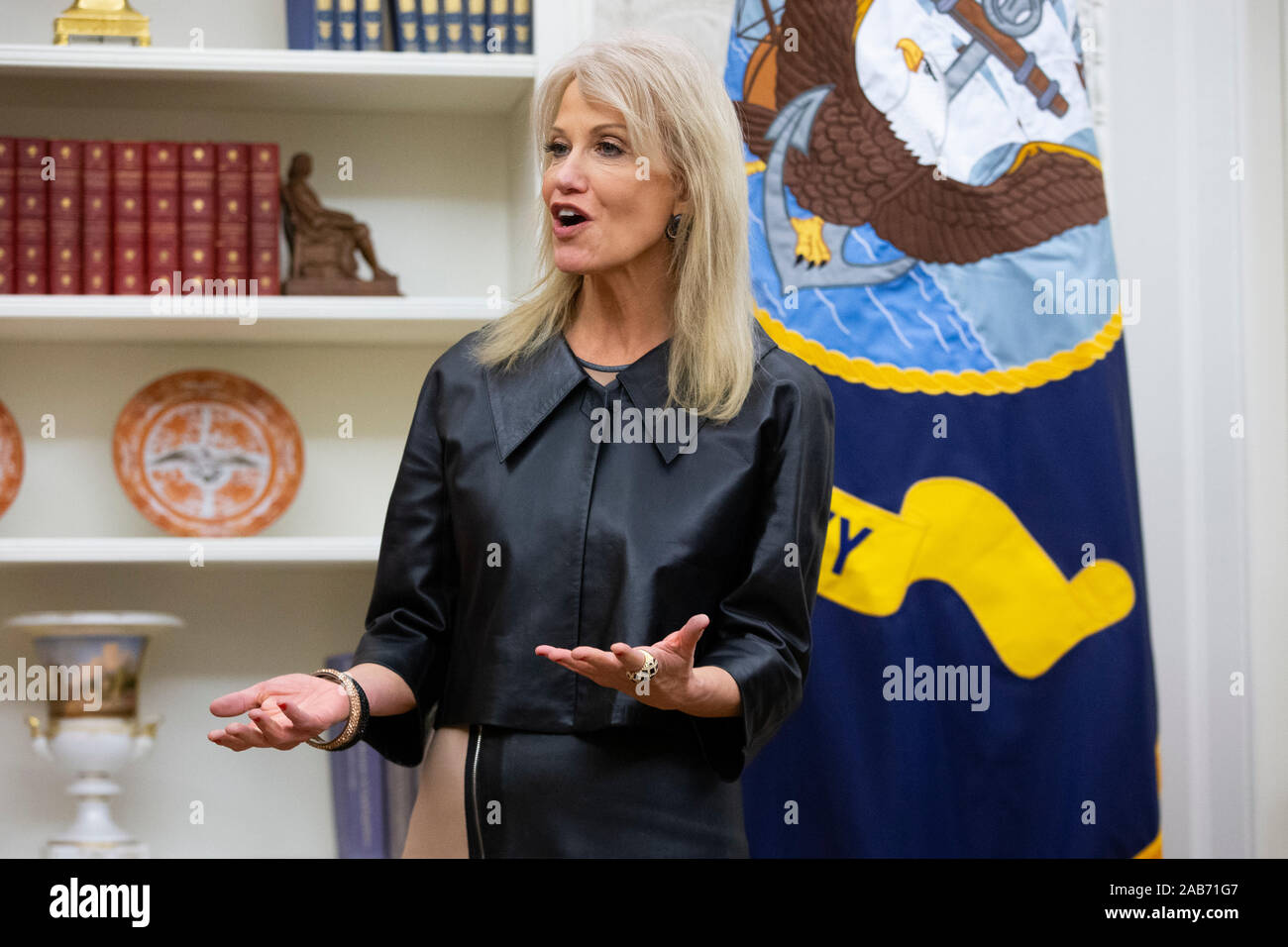 Consigliere del Presidente Kellyanne Conway parla alla cerimonia di firma del trattato per la " il suffragio femminile Centennial una moneta commemorativa atto ", nell'Ufficio Ovale della Casa Bianca di Washington, DC, Stati Uniti d'America, 25 novembre 2019. Trump firmato "H.R. 2423, il suffragio femminile Centennial una moneta commemorativa atto " - un disegno di legge dirigere il Tesoro USA alla menta e rilascio fino al quattrocento mila one-dollar monete d'argento per onorare le donne che hanno giocato un ruolo nella raccolta di supporto per il XIX emendamento.Credit: Michael Reynolds/Piscina via CNP /MediaPunch Foto Stock