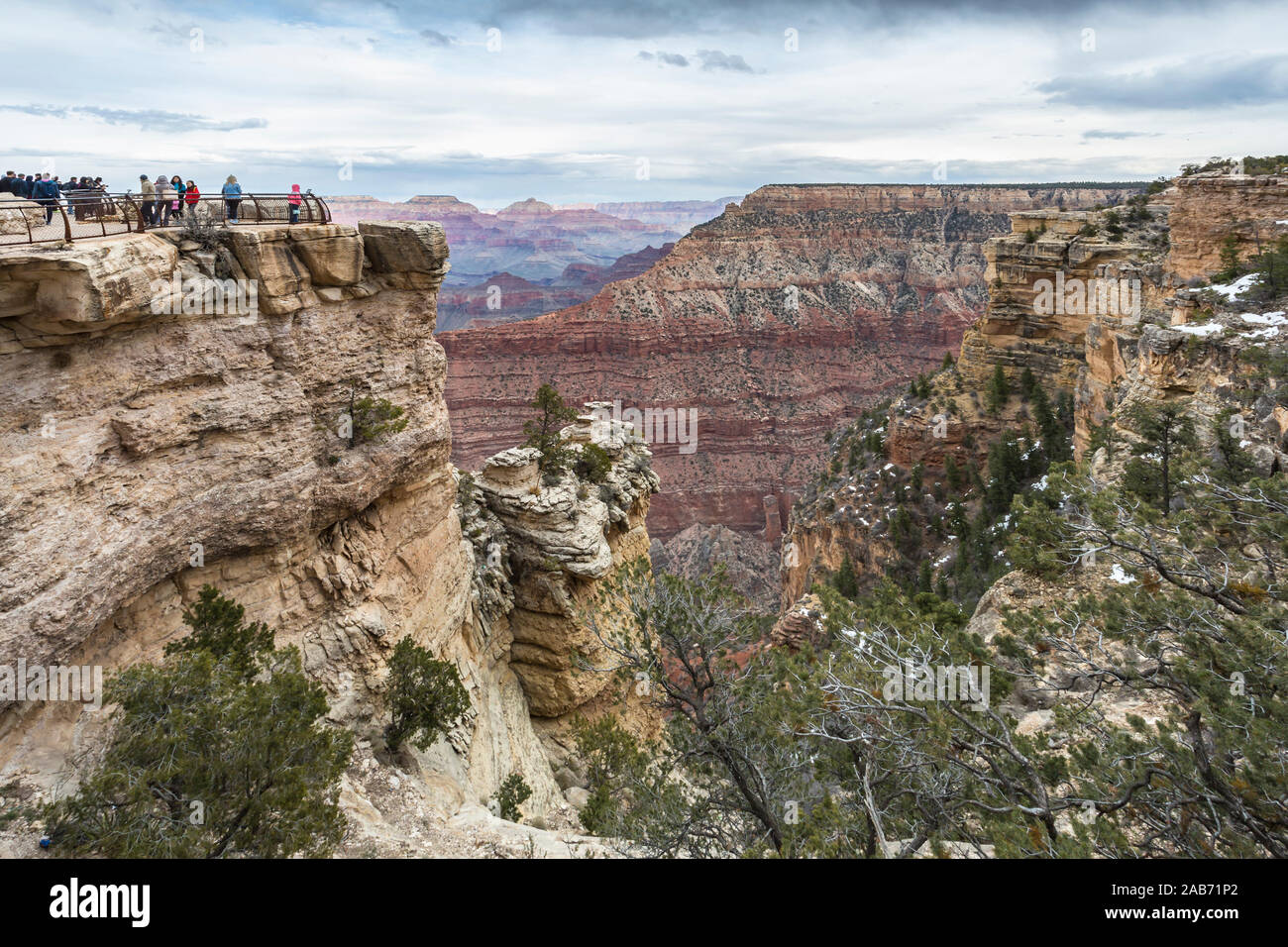 Turisti sul si affacciano al Margine Sud del Grand Canyon in Northern Arizona Foto Stock