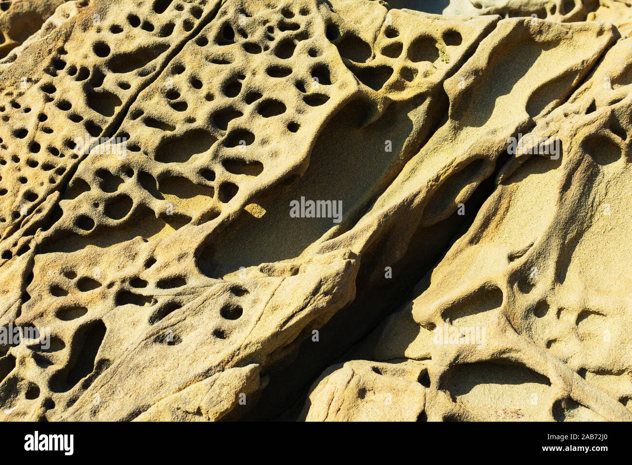 La formazione di tafoni, univocamente in arenaria a trama, grotta come caratteristiche e favo di miele come le strutture create in roccia attraverso un processo di resistenza agli agenti atmosferici. Foto Stock