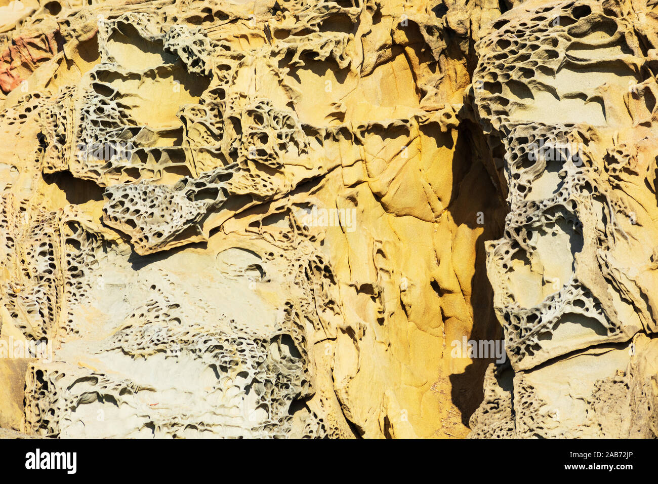 La formazione di tafoni, univocamente in arenaria a trama, grotta come caratteristiche e favo di miele come le strutture create in roccia attraverso un processo di resistenza agli agenti atmosferici. Foto Stock
