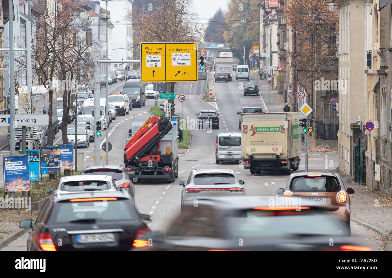 Ludwigsburg, Germania. 25 Nov, 2019. Auto drive through Friedrichstraße. A causa di un aumento di ossido di azoto i valori in Ludwigsburg, duh vuole imporre divieti di circolazione per i diesel fino a Euro 5 ed essere incluso nell'aria pulita piano. Credito: Marijan Murat/dpa/Alamy Live News Foto Stock