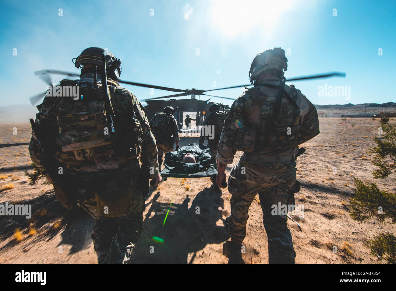 Stati Uniti Esercito di Operazioni Speciali di soldati con la terza delle forze speciali Gruppo (Airborne) carico simulato un incidente su un UH-60 Black Hawk a Marine Corps Air il combattimento a terra (Centro MCAGCC), ventinove Palms, California, Ott. 21, 2019. I berretti verdi utilizzato il MCAGCC le aree di formazione per affinare le tattiche di distacco e di prepararsi per le operazioni di combattimento. (U.S. Marine Corps foto di Cpl. William Chockey) Foto Stock