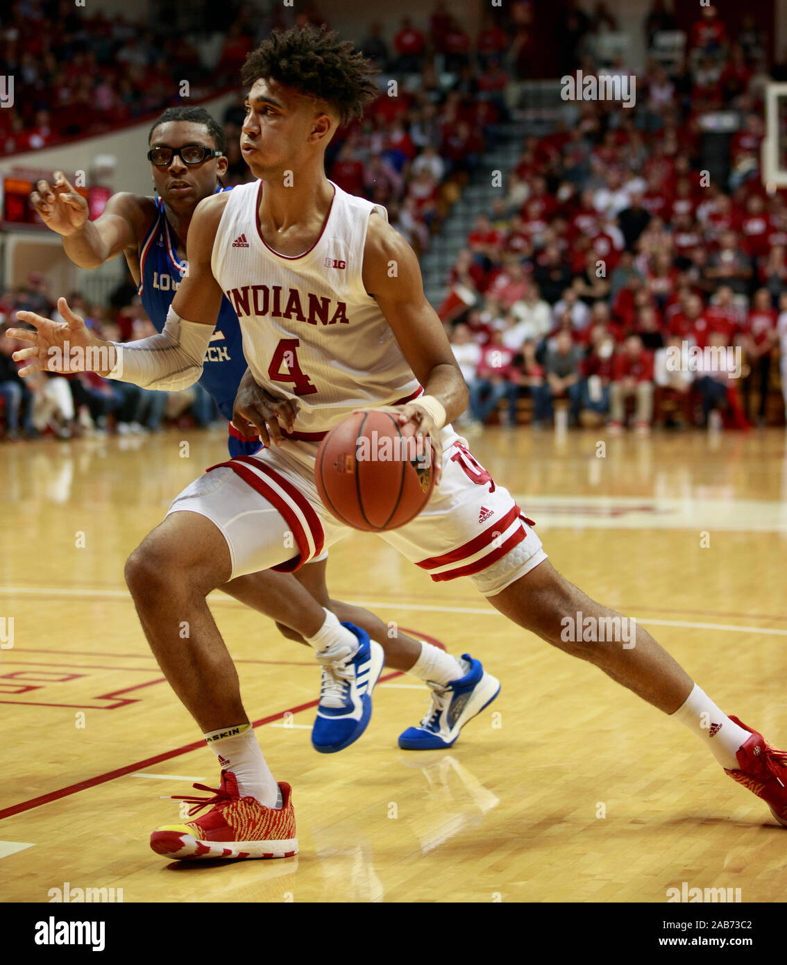 Bloomington, Indiana, Stati Uniti d'America. 25th, Nov, 2019. Indiana University's Trayce Jackson-Davis rigidi contro la Louisiana Tech Isaia Crawford (22) durante un NCAA college basketball gioco in UI di Assembly Hall in Bloomington, Indiana, Stati Uniti d'America. Credito: Jeremy Hogan/Alamy Live News. Foto Stock