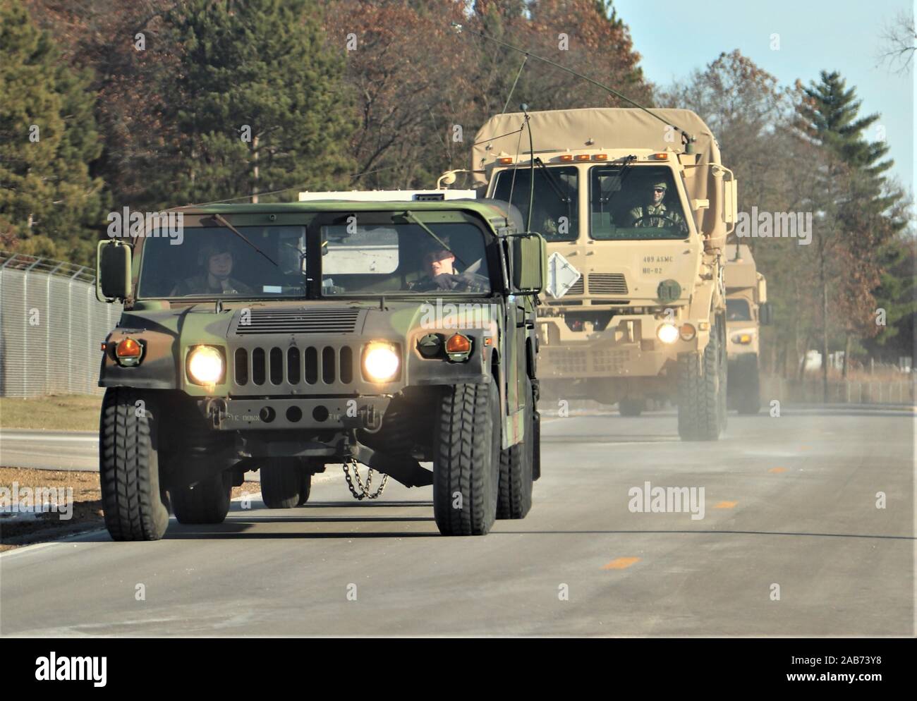 I soldati al momento dell'installazione per la formazione nov. 15, 2019, guidare veicoli militari in un convoglio sulla zona di Cantonment a Fort McCoy, Wis. migliaia di membri di servizio addestrato sull'installazione nel novembre 2019. Situato nel cuore della parte superiore del Midwest, Fort McCoy è il solo Stati Uniti Installazione dell esercito in Wisconsin. Fort McCoy vive il suo motto, "forza totale Training Center." L'installazione ha fornito supporto e strutture per il campo e corsi di formazione in aula di più di 100.000 militari di tutti i servizi per ogni anno a partire dal 1984. (U.S. Foto dell'esercito da Scott T. Sturkol, Affari pubblici Offi Foto Stock