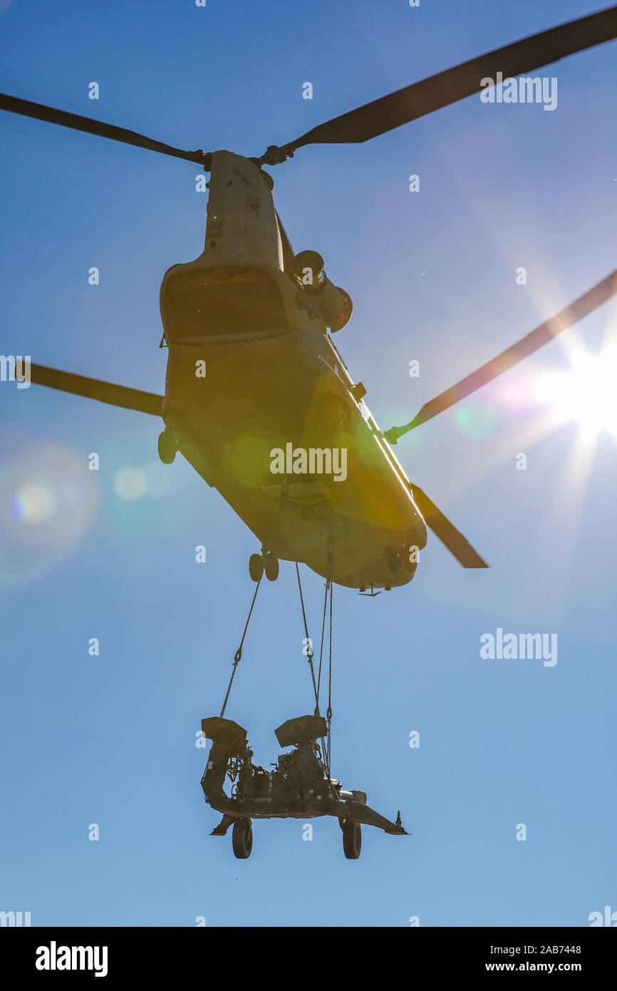 Un UH-47 elicottero Chinook porta un M777 Obice imbracatura durante le operazioni di carico con l'1-118th campo Reggimento di Artiglieria del 48th della brigata di fanteria combattere il Team durante la pre-formazione di mobilitazione a Fort Stewart, Georgia, Dicembre 11th, 2018. La XLVIII della brigata di fanteria combattere Team si sta preparando per la distribuzione in Afghanistan a sostegno della libertà di funzionamento di Sentinel nel 2019. Foto Stock