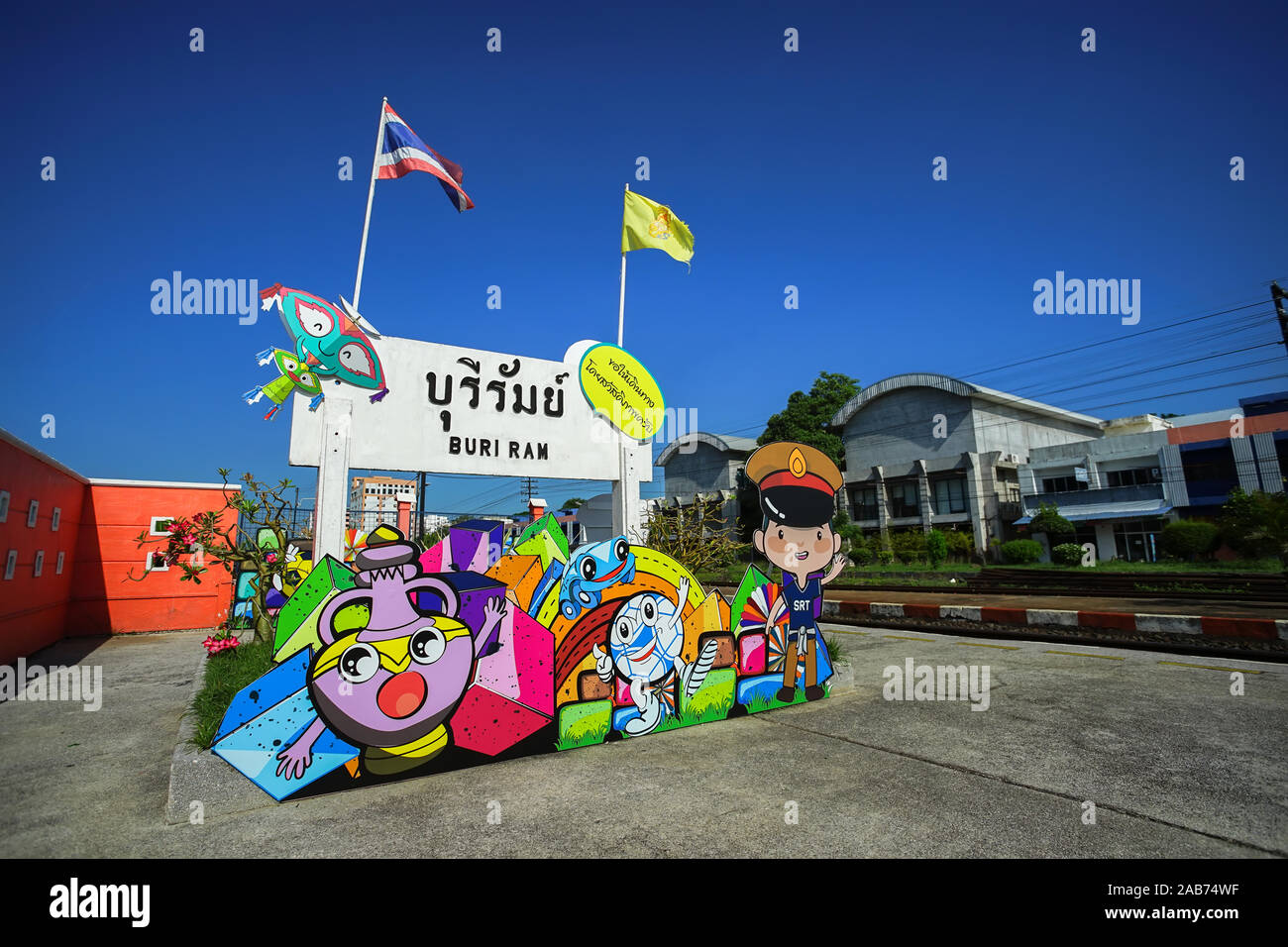 Scheda colorata per i viaggi promossi in Buri Ram stazione ferroviaria, Thailandia. (Traduzione:Buri Ram e Bon Voyage nella casella di testo gialla) Foto Stock