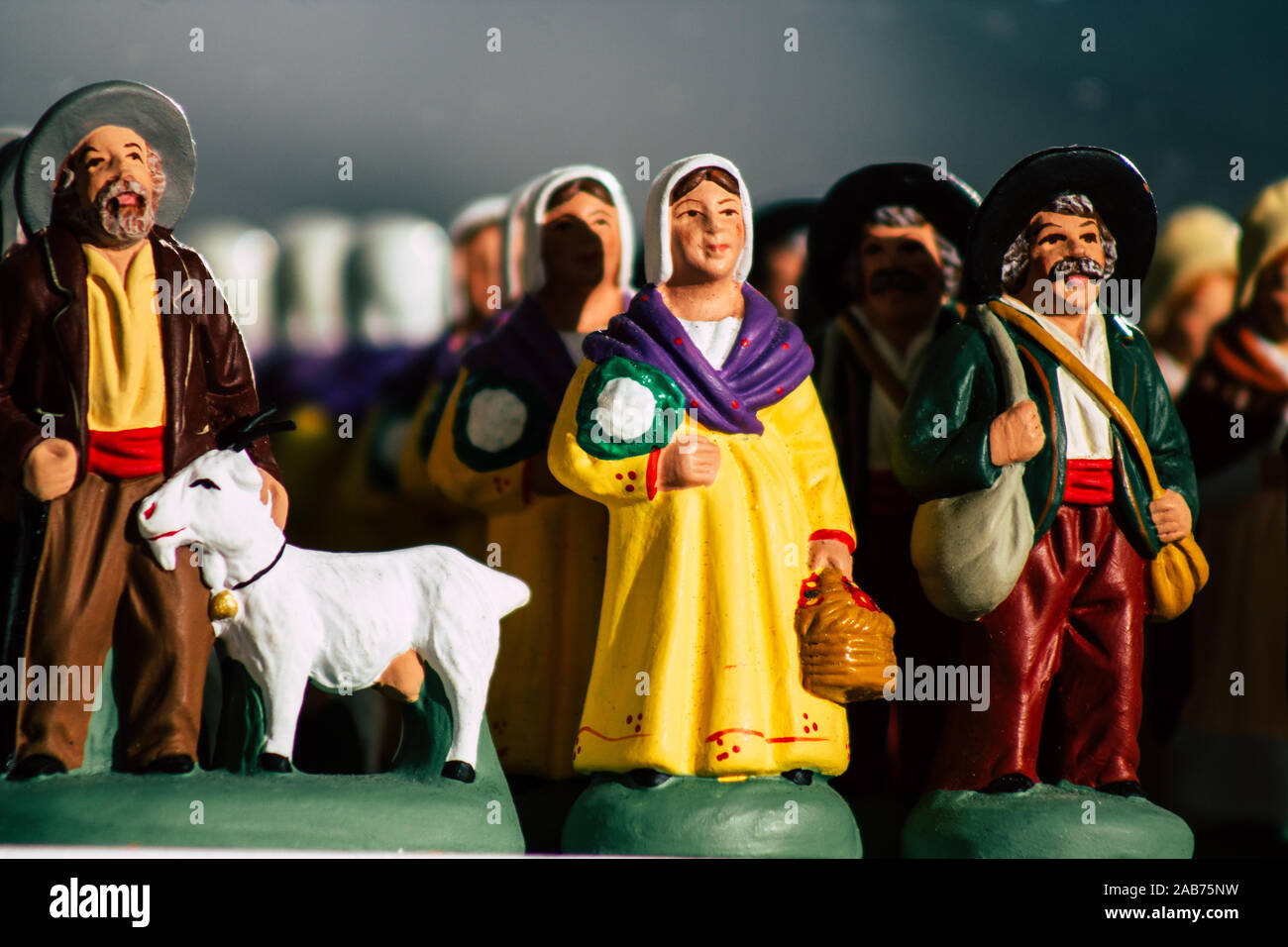 Reims Francia Novembre 25, 2019 Closeup di oggetti decorativi venduti al mercatino di Natale di Reims nel pomeriggio Foto Stock