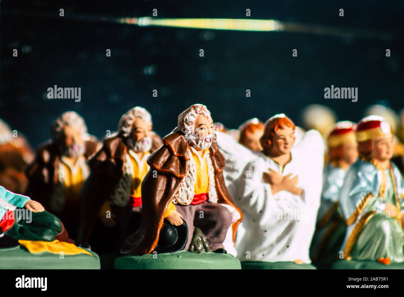 Reims Francia Novembre 25, 2019 Closeup di oggetti decorativi venduti al mercatino di Natale di Reims nel pomeriggio Foto Stock