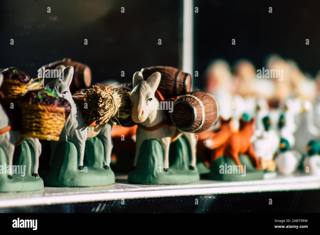 Reims Francia Novembre 25, 2019 Closeup di oggetti decorativi venduti al mercatino di Natale di Reims nel pomeriggio Foto Stock