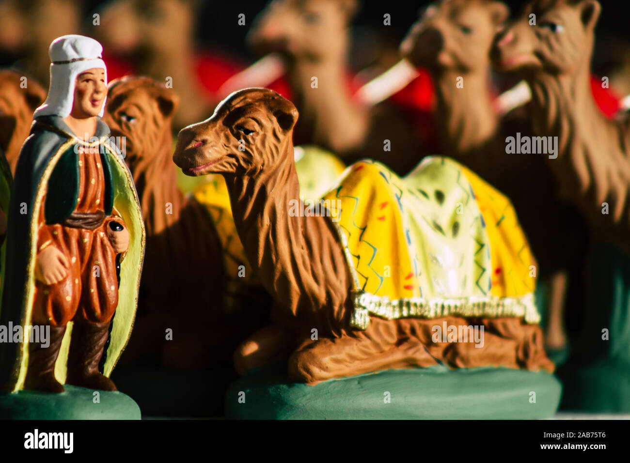 Reims Francia Novembre 25, 2019 Closeup di oggetti decorativi venduti al mercatino di Natale di Reims nel pomeriggio Foto Stock