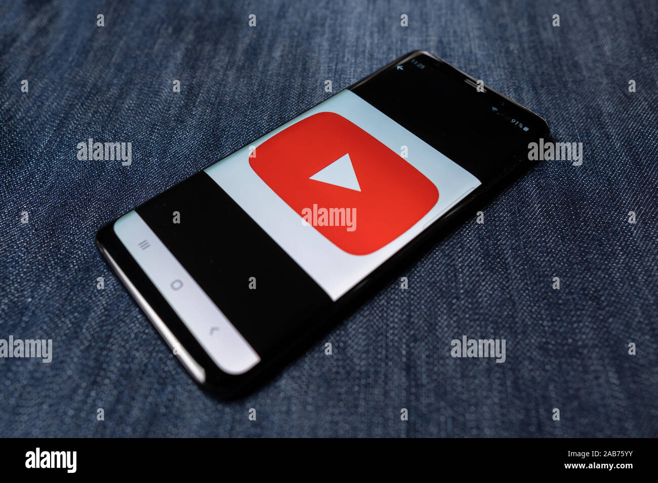 Odessa, Ucraina - 26 Ottobre 2019: l'app Youtube. Il logo Youtube visibile sullo schermo dello smartphone. Sfondo del denim. Soft focus Foto Stock