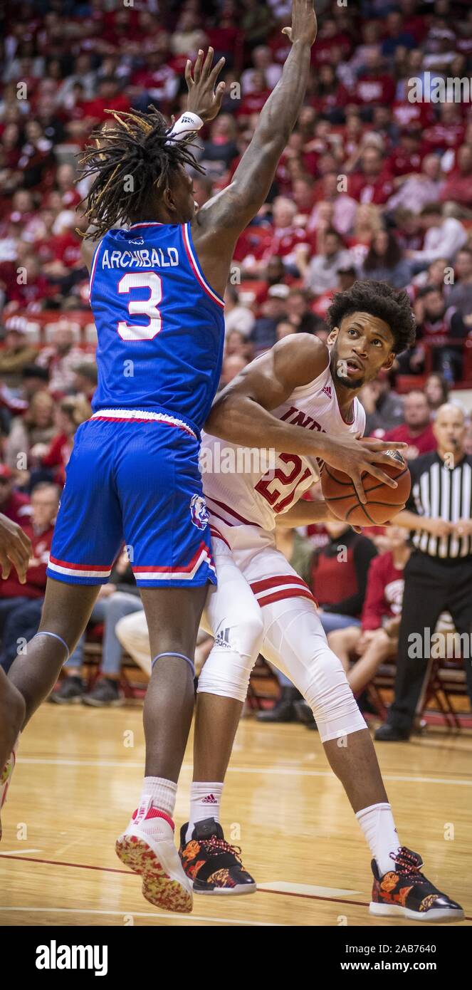 Bloomington, Indiana, Stati Uniti d'America. 25 Nov, 2019. Louisiana Tech Bulldogs guard AMORIE ARCHIBALD (3) esercita una pressione sulla Indiana Hoosiers avanti JEROME HUNTER (21) nel primo semestre in Assembly Hall. Credito: Rodney Margison/ZUMA filo/Alamy Live News Foto Stock