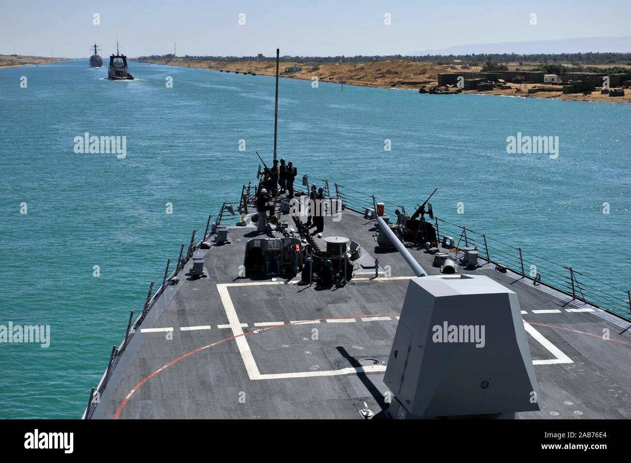 Canale di Suez (sett. 26, 2012) marinai guarda sul foc'sle visite-missile destroyer USS Jason Dunham (DDG 109) come la nave transita il Canale di Suez. Foto Stock