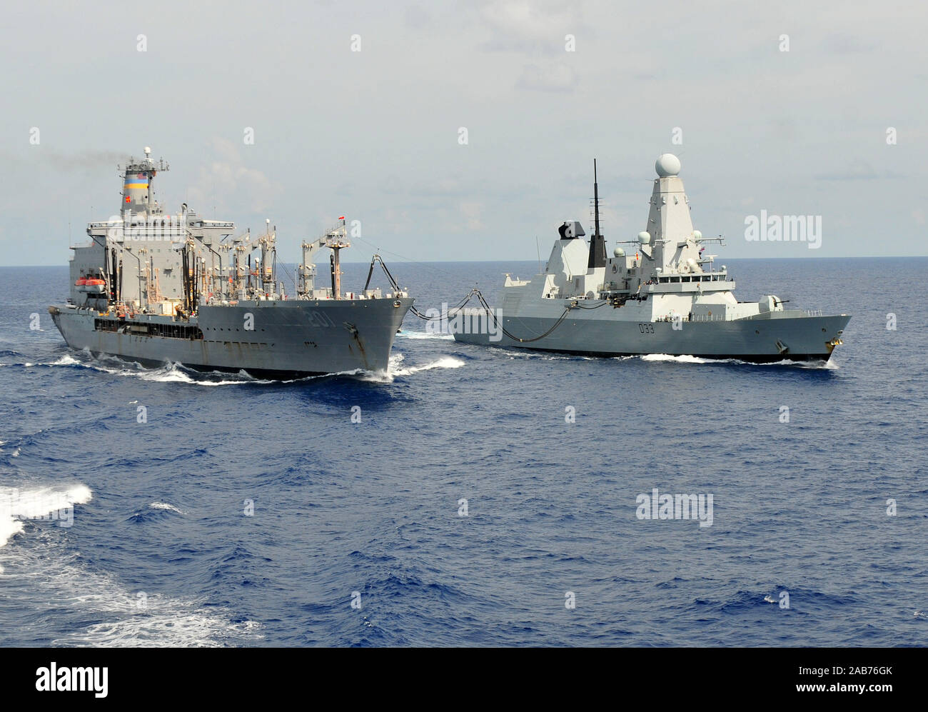 Mar dei Caraibi (sett. 25, 2012) La Royal Navy cacciatorpediniere HMS intrepida (D33), destra, conduce a una ricostituzione in mare con la forza militare di comando Sealift flotta oliatore di rifornimento USNS Patuxent (T-AO 201) Durante UNITAS Atlantic 53-2012. UNITAS è un annuale multi-nazionale esercizio ospitato dalla U.S. 4a flotta che coinvolge le forze navali provenienti da sette paesi partner per promuovere l interoperabilità e cooperazione. Foto Stock