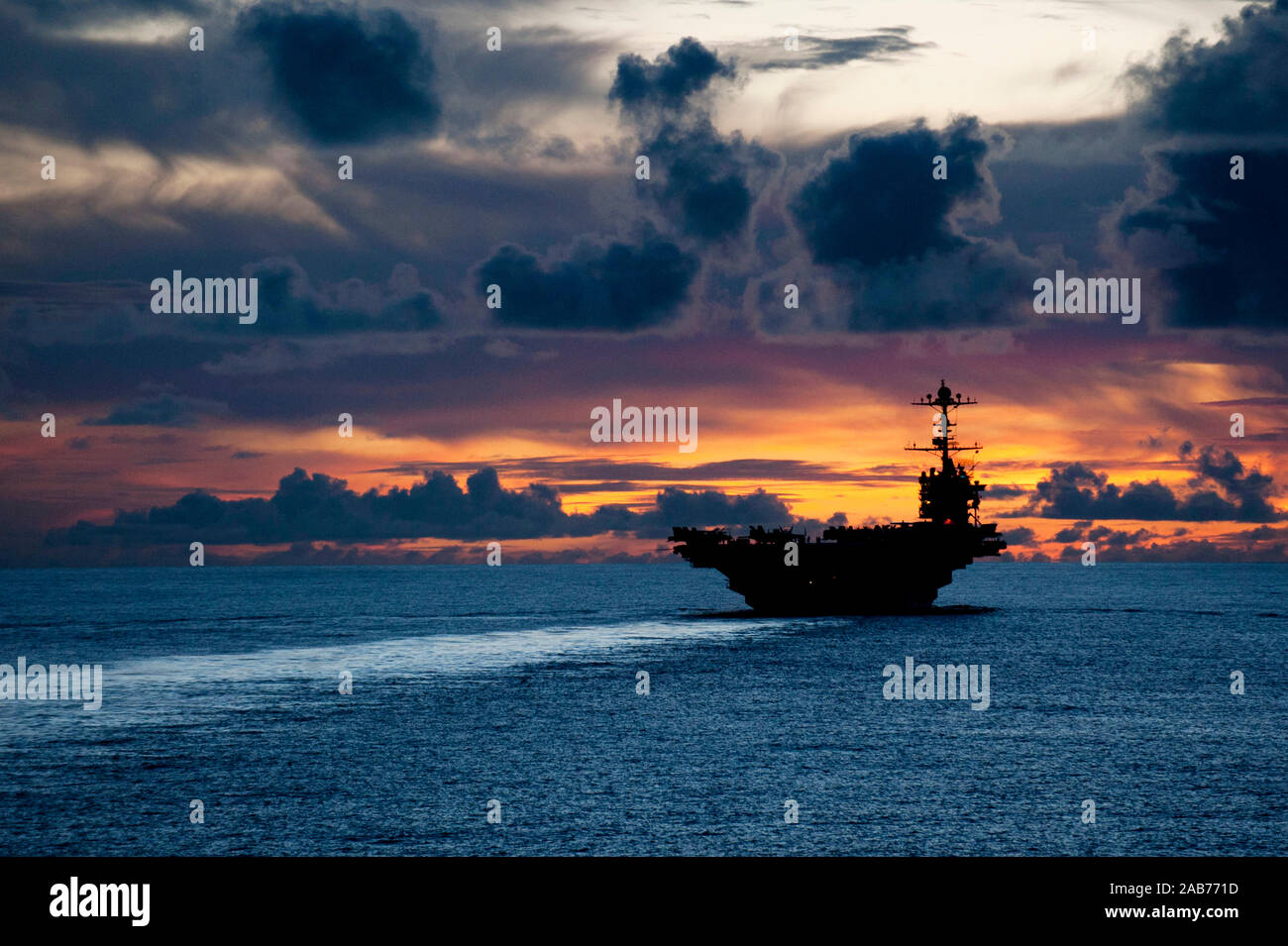 Oceano Pacifico (sett. 8, 2012) La portaerei USS George Washington (CVN 73) è attualmente in corso nei pressi di Guam al tramonto. George Washington è il fulcro del Carrier Strike gruppo (CSG) 5 in base fuori di Yokosuka, Giappone, ed è attualmente di pattuglia nel Pacifico occidentale. Foto Stock