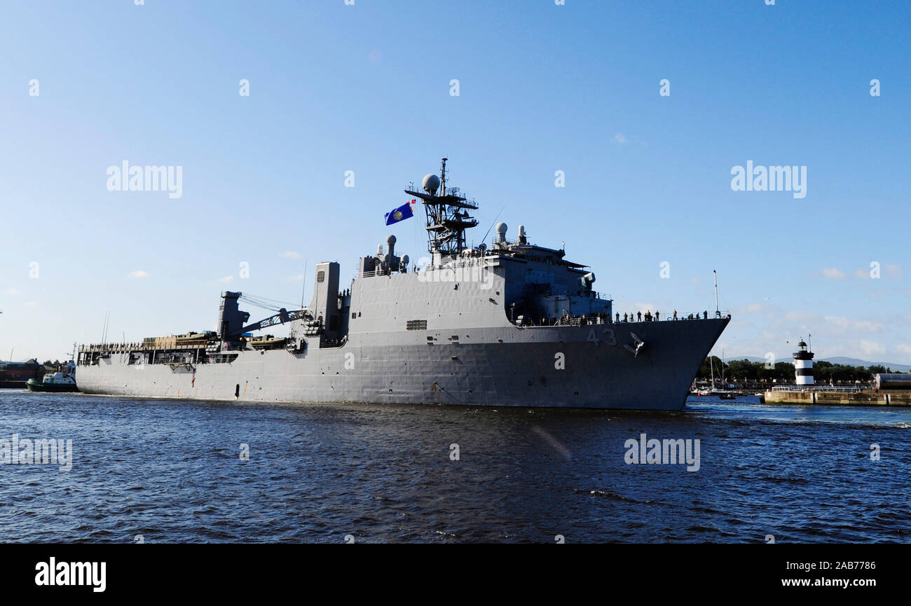 Dublino, Irlanda (Agosto 30, 2012) Il dock anfibio sbarco nave USS Fort McHenry (LSD 43) arriva a Dublino in Irlanda per una porta programmata visita. Durante la visita, la nave sarà dotata di un'accoglienza, effettuare visite e ospitare i leader militari e civili. Fort McHenry è su una distribuzione programmata a sostegno di le operazioni di sicurezza marittima e di teatro la cooperazione in materia di sicurezza gli sforzi negli Stati Uniti Sesta flotta area di responsabilità. Foto Stock