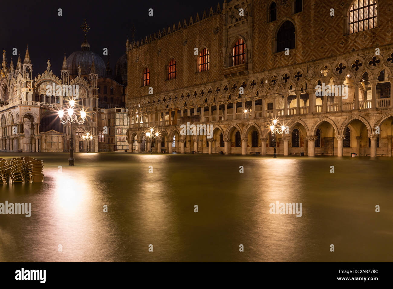Le inondazioni, l'Acqua Alta, su Piazza San Marco di Venezia il 12 novembre 2019 Foto Stock