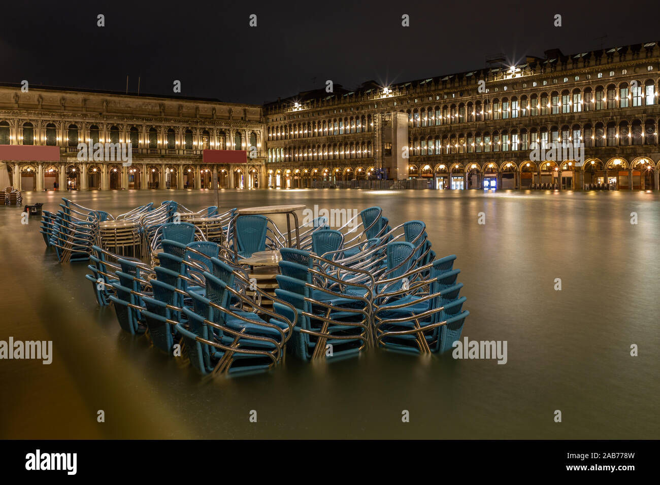 Le inondazioni, l'Acqua Alta, su Piazza San Marco di Venezia il 12 novembre 2019 Foto Stock