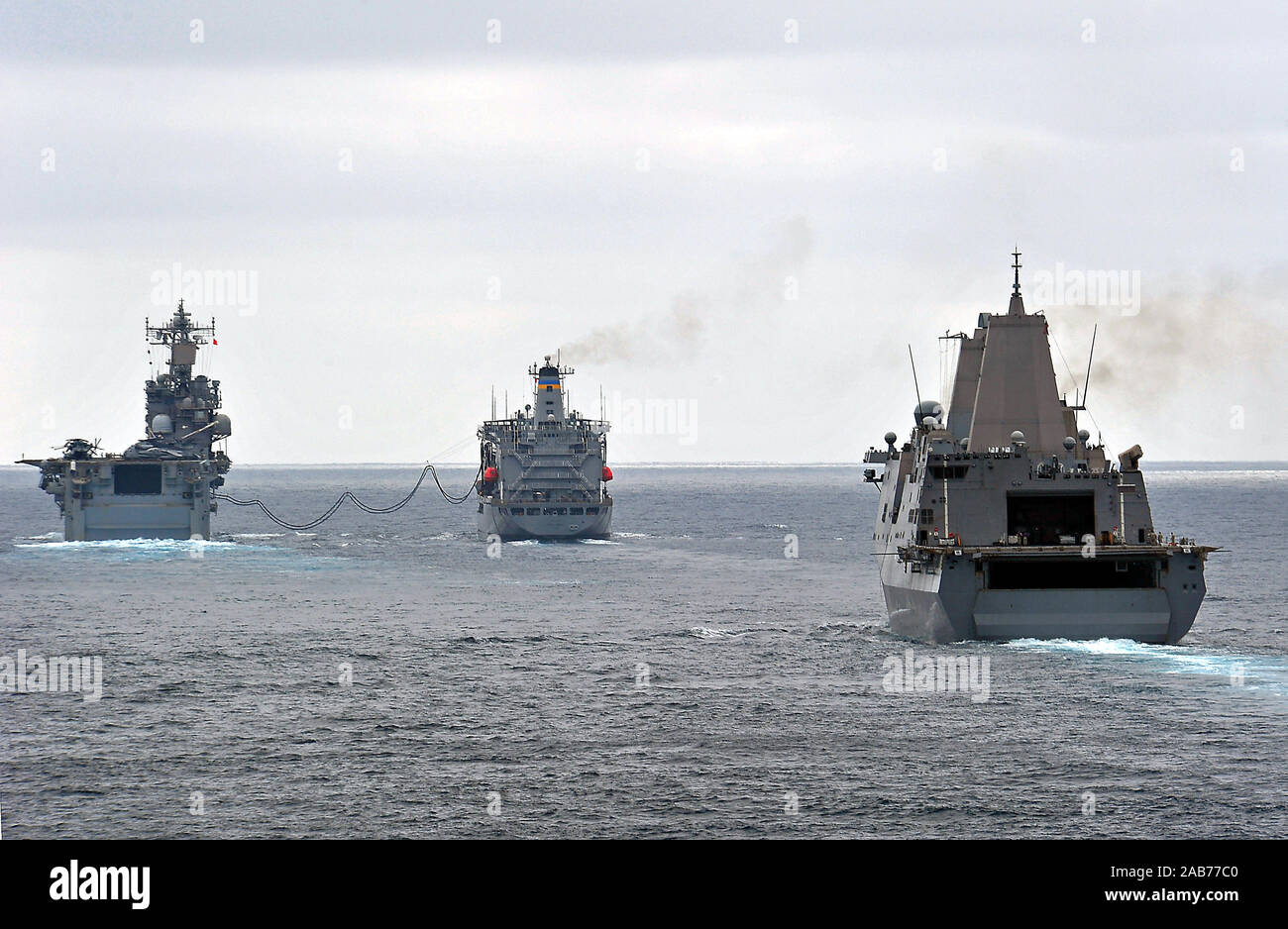 Oceano Pacifico (Agosto 23, 2012) Il trasporto anfibio dock nave USS Green Bay (LPD 20) si prepara a ricevere carburante da militari di comando Sealift flotta oliatore di rifornimento USNS Henry J. Kaiser (T-AO 187) come combustibili assalto anfibio nave USS Peleliu (LHA 5). Green Bay è parte di Peleliu anfibio gruppo pronto ed è in corso la certificazione di conduzione esercizio con Peleliu e il dock anfibio sbarco nave USS Rushmore (LSD 47). Foto Stock