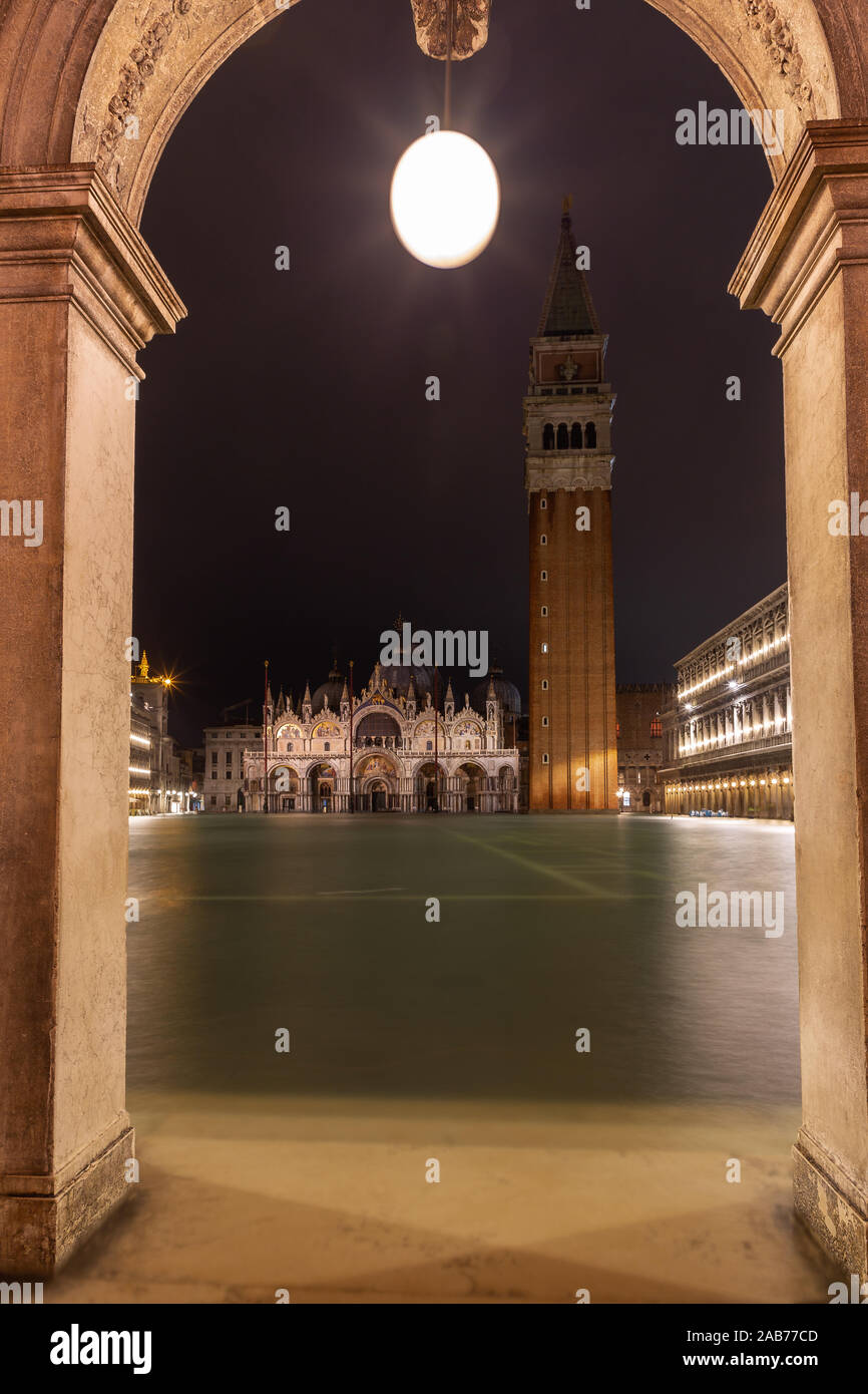 Le inondazioni, l'Acqua Alta, su Piazza San Marco di Venezia il 12 novembre 2019 Foto Stock