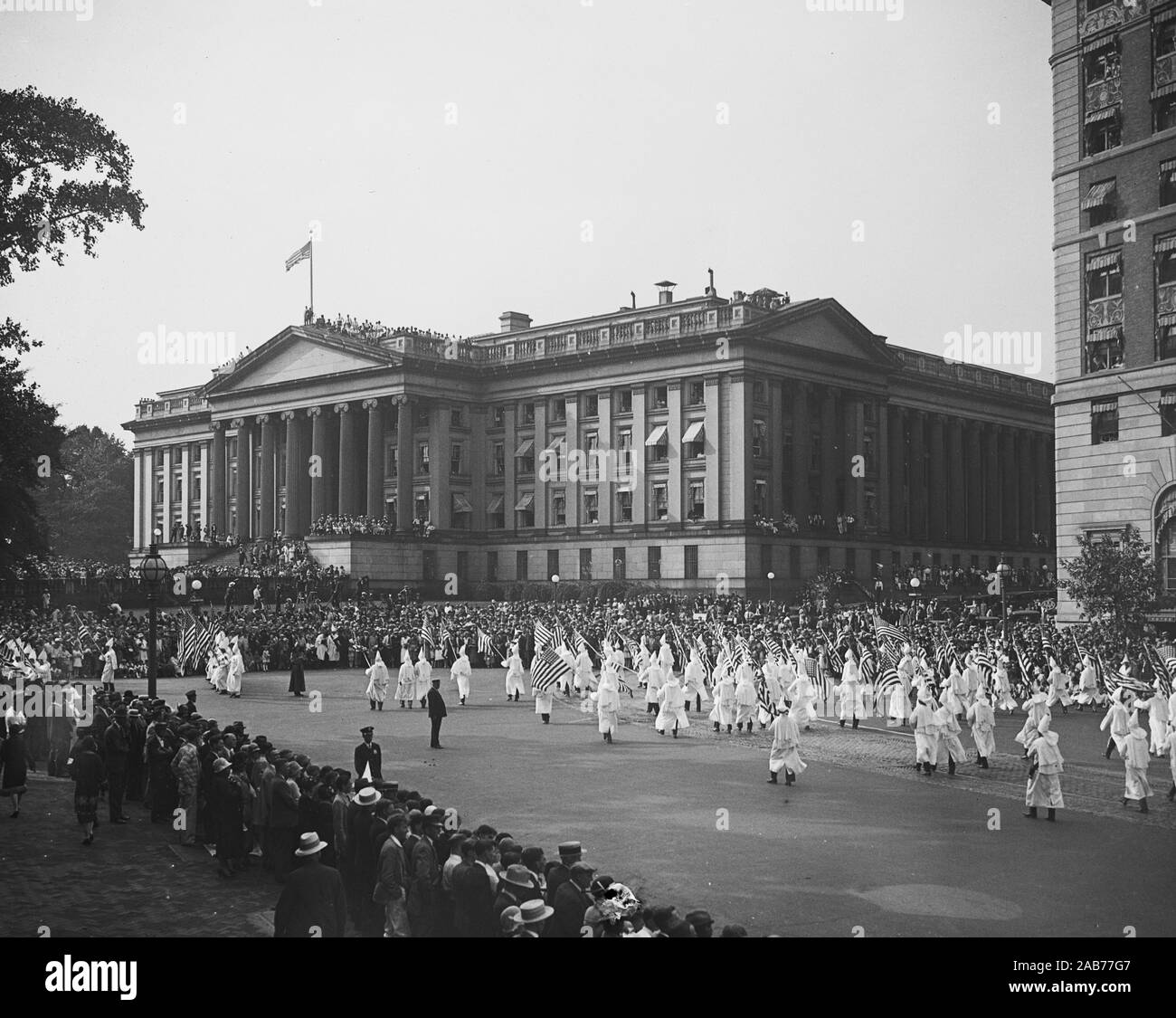 Ku Klux Klan marciando verso il basso in Pennsylvania Avenue, Washington, D.C. ca. 1926 Foto Stock