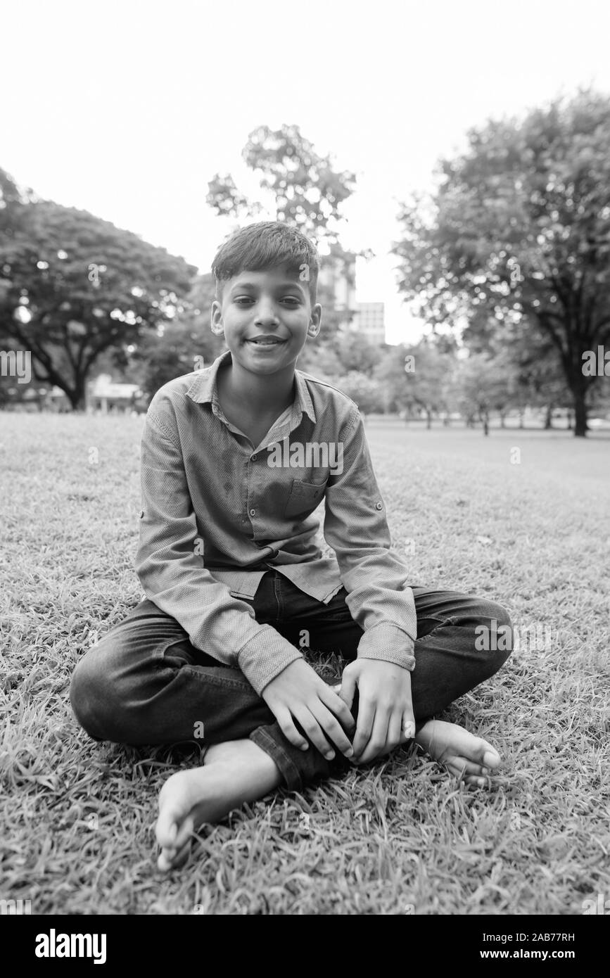 Ritratto di giovane ragazzo indiano di relax presso il parco Foto Stock