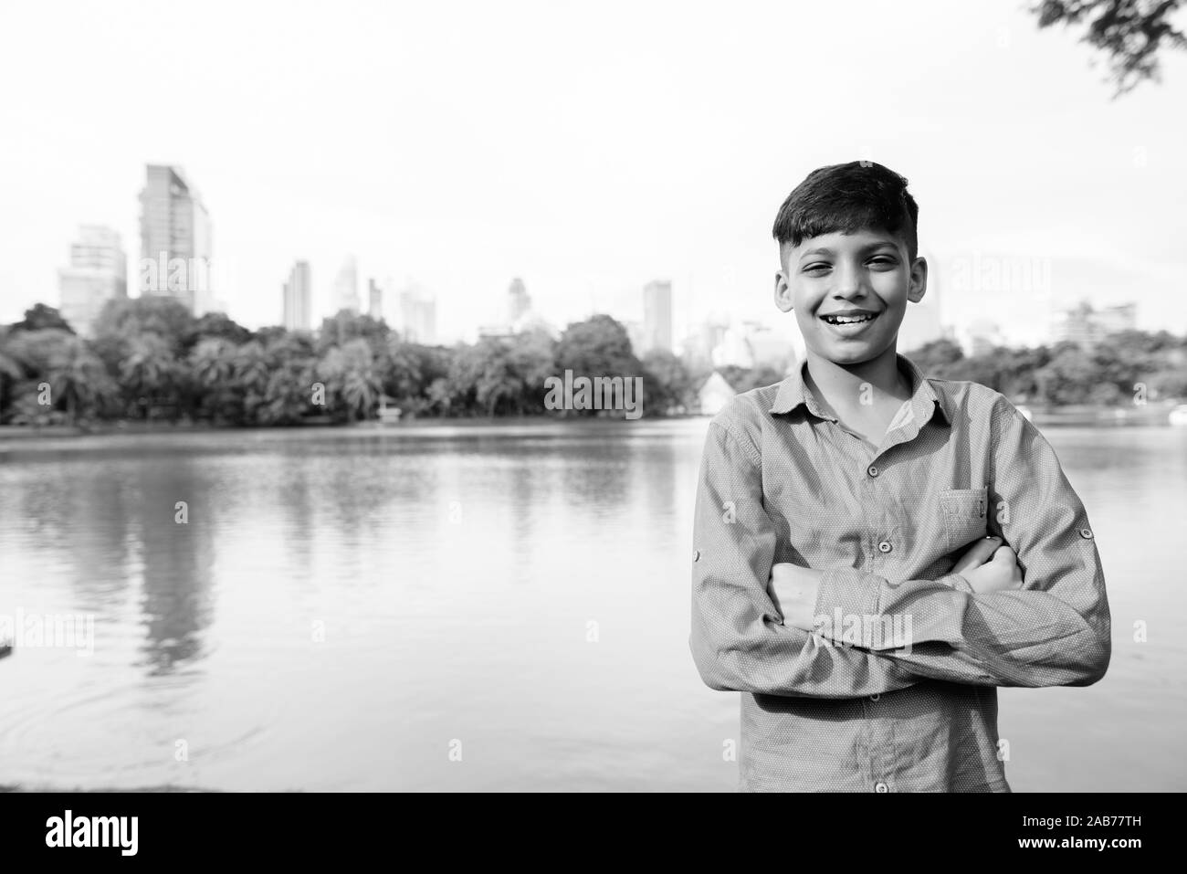 Ritratto di giovane ragazzo indiano di relax presso il parco Foto Stock