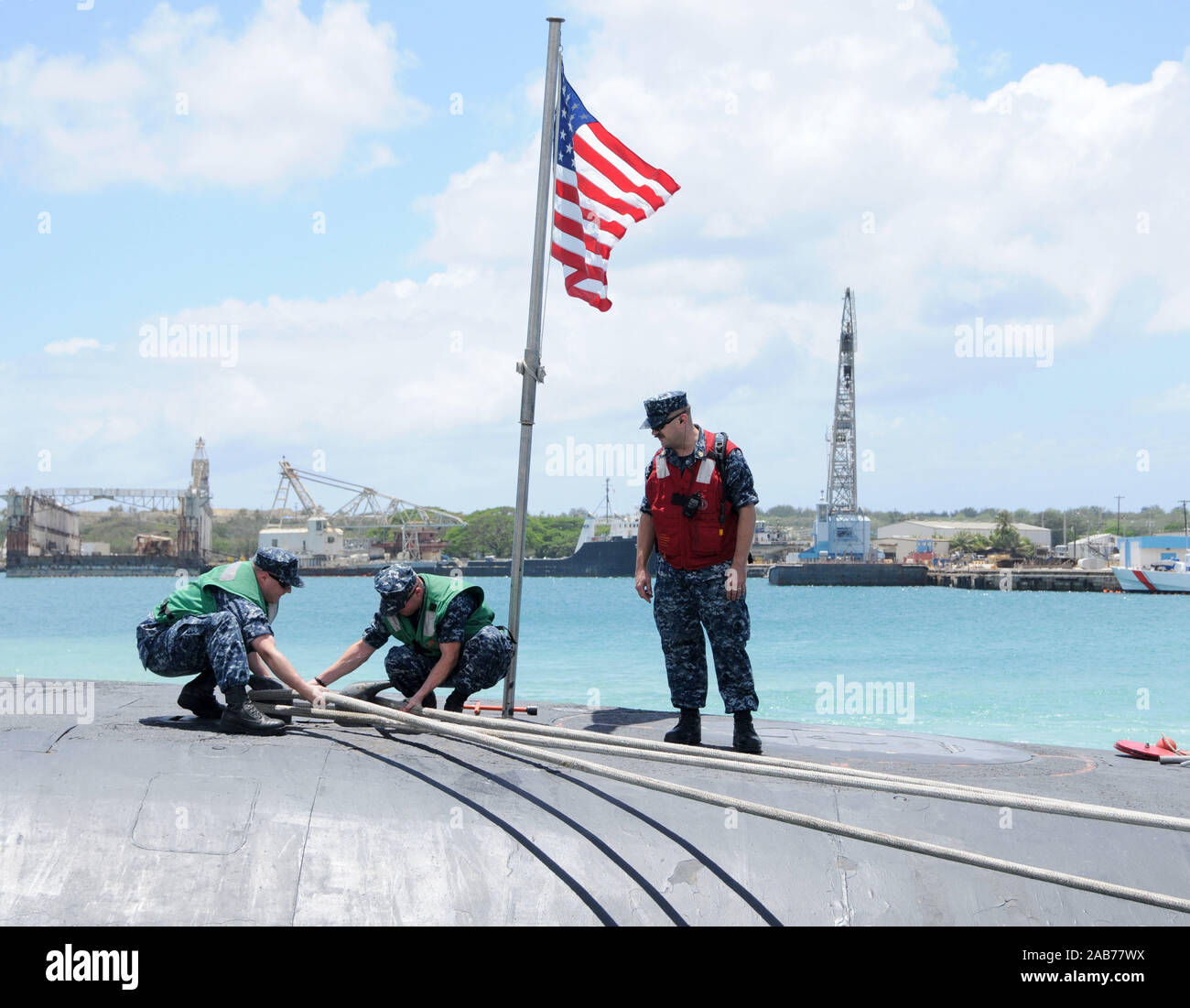 POLARIS POINT, Guam (11 aprile 2013) marinai a bordo guidato-missile submarine USS Ohio (SSGN 726) fissare linee di ormeggio in Apra Harbor come Ohio arriva a condurre uno scambio di comando tra il loro oro e blu equipaggi. Foto Stock