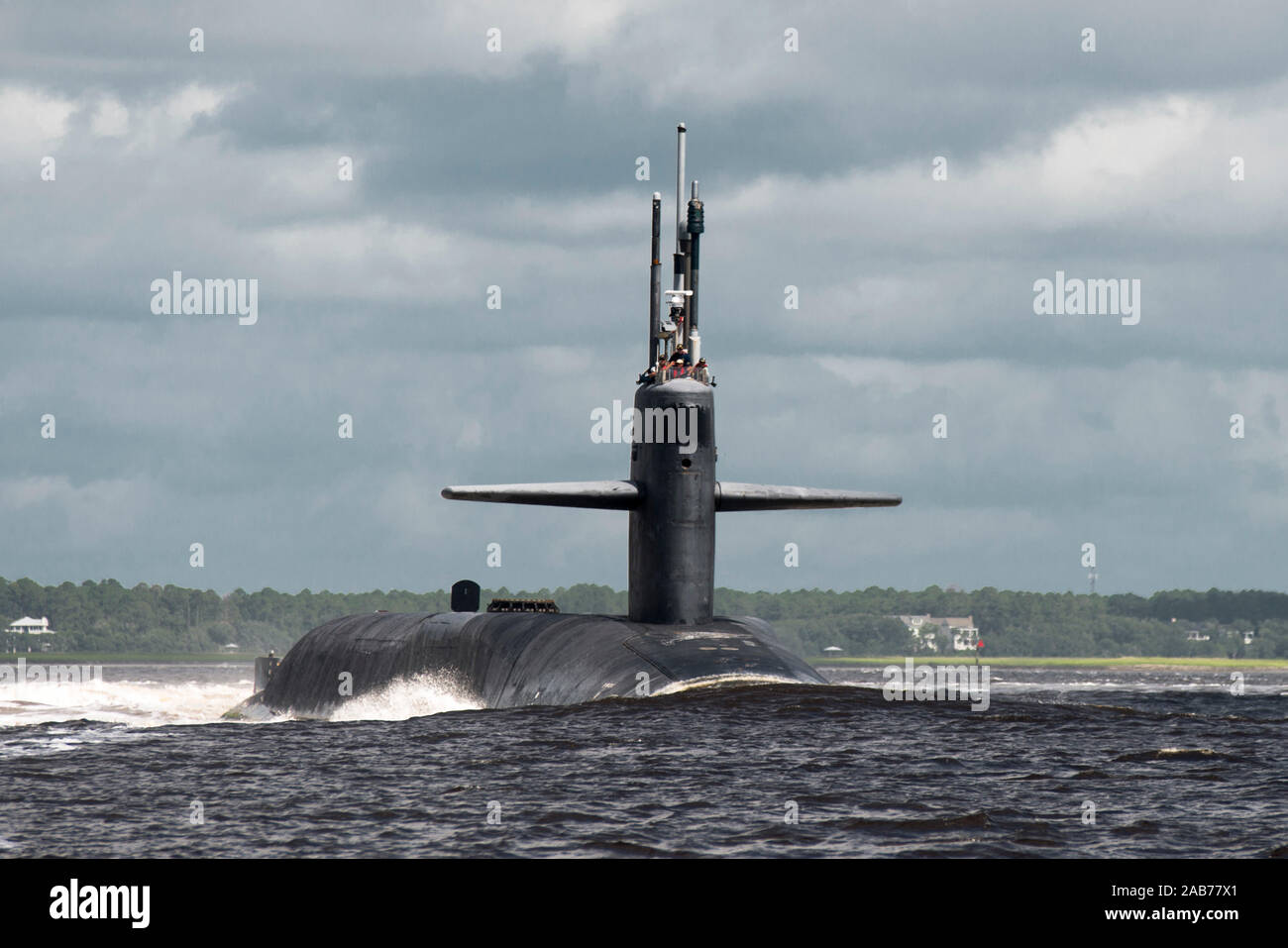 KINGS BAY, Ga. (3 luglio 2013) La Ohio-class guidato-missile submarine USS Florida (SSGN 728) si diparte Naval base sottomarina Kings Bay. Florida eseguirà le operazioni di routine mentre in mare. Foto Stock