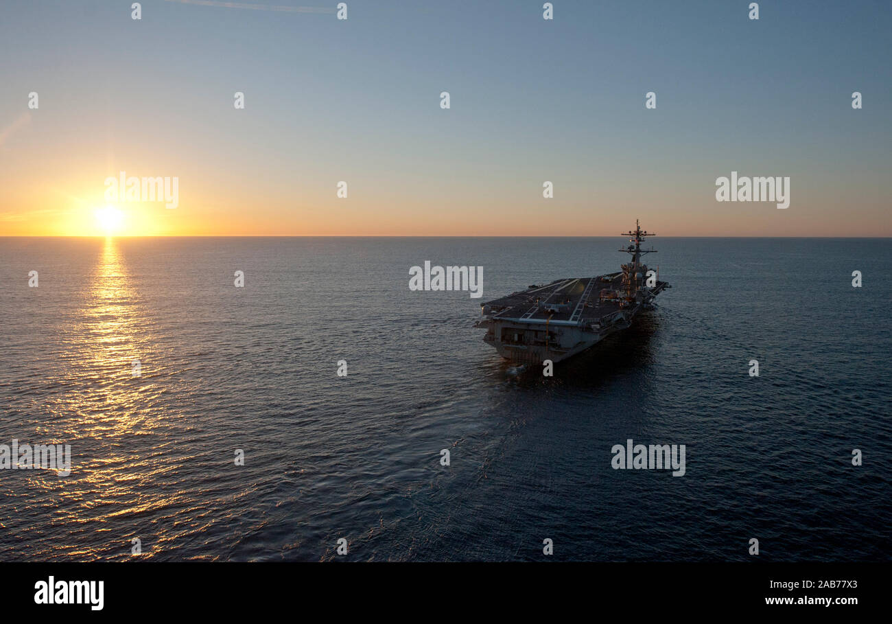 Oceano Pacifico (feb. 16, 2013) La portaerei USS Carl Vinson (CVN 70) è attualmente in corso nell'Oceano Pacifico. Foto Stock