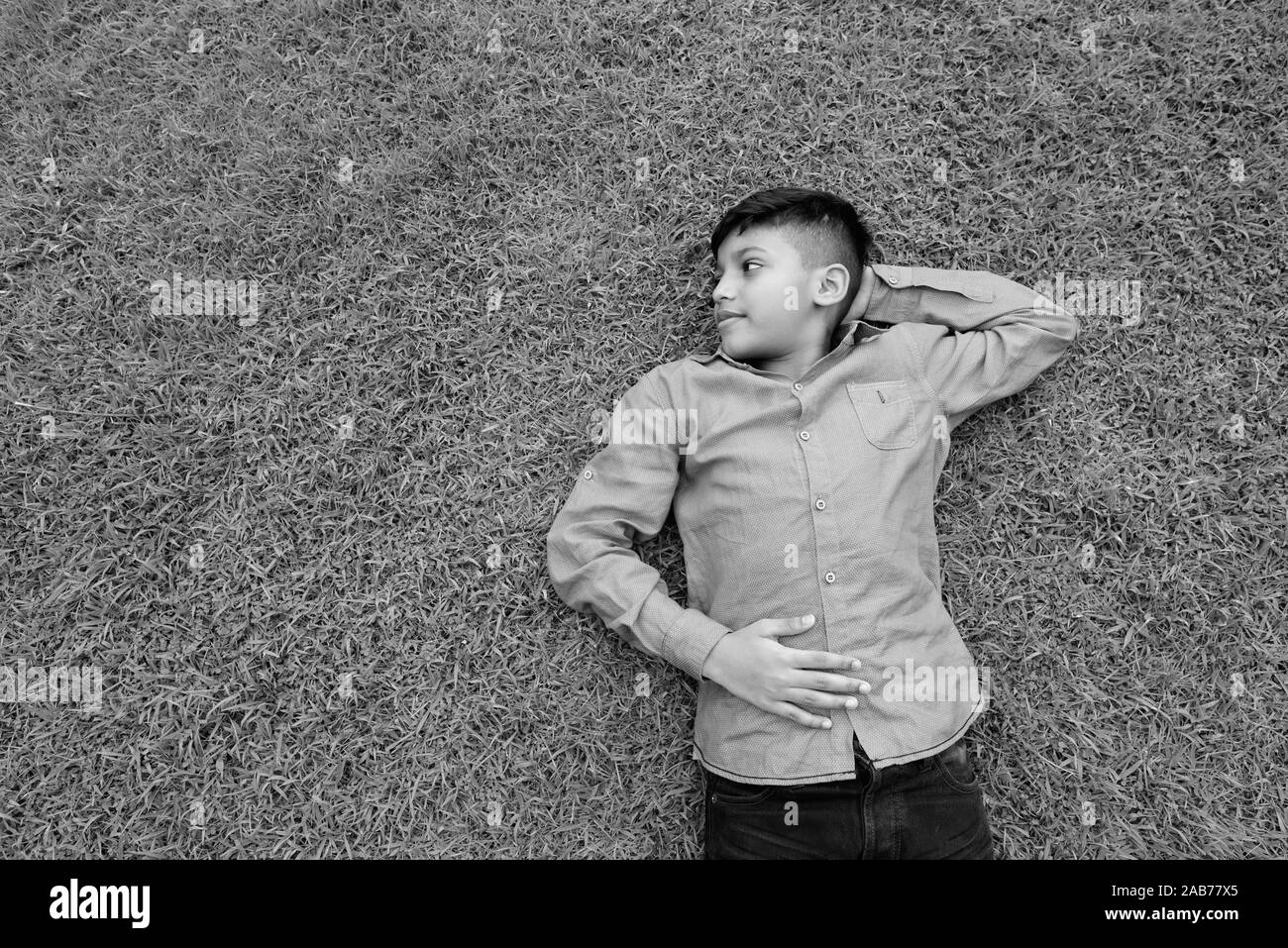 Ritratto di giovane ragazzo indiano di relax presso il parco Foto Stock