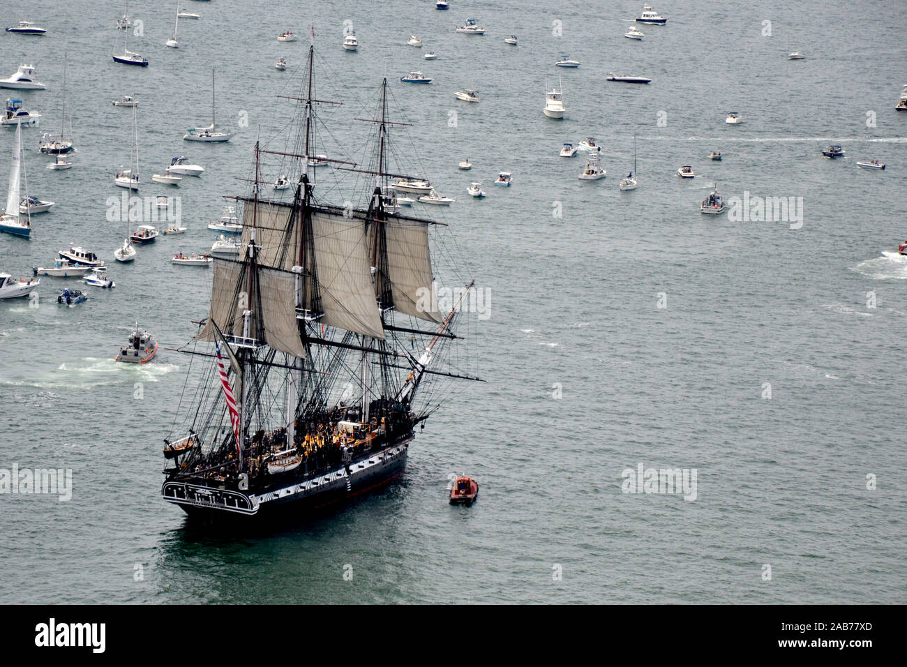 BOSTON (Agosto 19, 2012) USS Constitution salpa per la prima volta dal 1997 durante una dimostrazione in corso per commemorare il giorno guerriere. La Costituzione è la più antica del mondo warship ha commissionato a galla e difeso il mare corsie contro la minaccia dal 1797 al 1855. Foto Stock