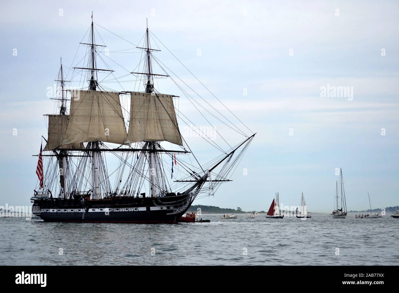 BOSTON, MASSACHUSETTS (Agosto 19, 2012) USS Constitution salpa per la prima volta dal 1997 durante una dimostrazione in corso per commemorare il giorno guerriere. La Costituzione è la più antica del mondo warship ha commissionato a galla. Foto Stock