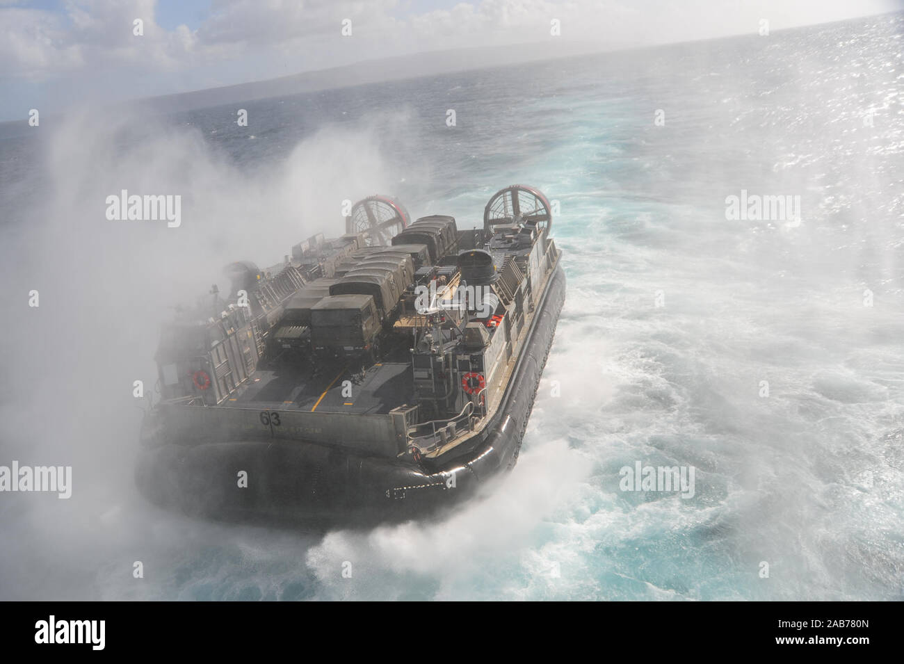 Oceano Pacifico (feb. 9, 2012) Landing Craft Air Cushion (LCAC) 63, assegnato all assalto unità artigianali (ACU) 5, si diparte la ben coperta dell'assalto anfibio nave USS Boxer (LHD 4) durante la fase di esercizio del pugno di ferro 2013. Foto Stock